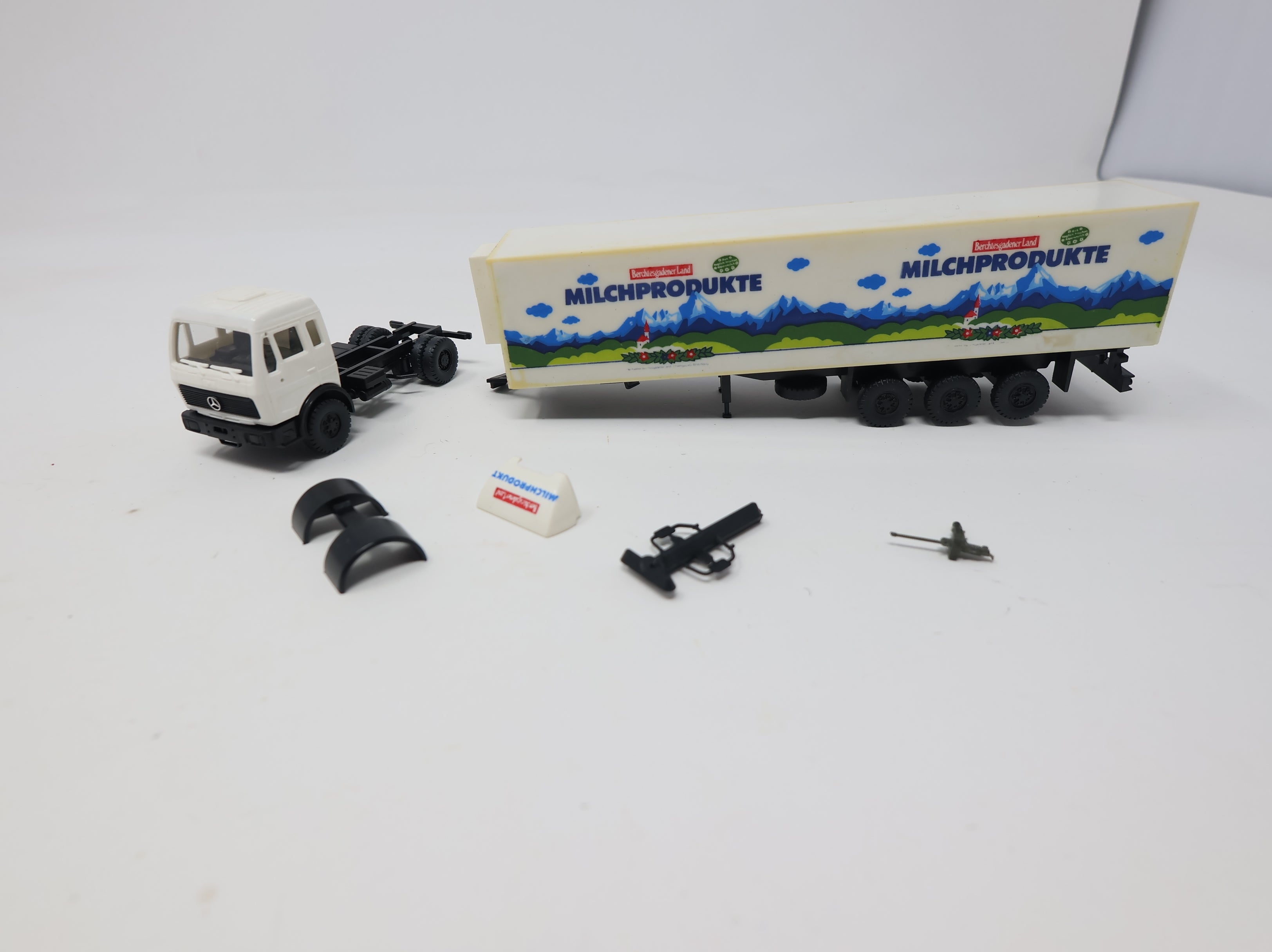 USED HO Scale Truck with Trailer - Milchprodukte