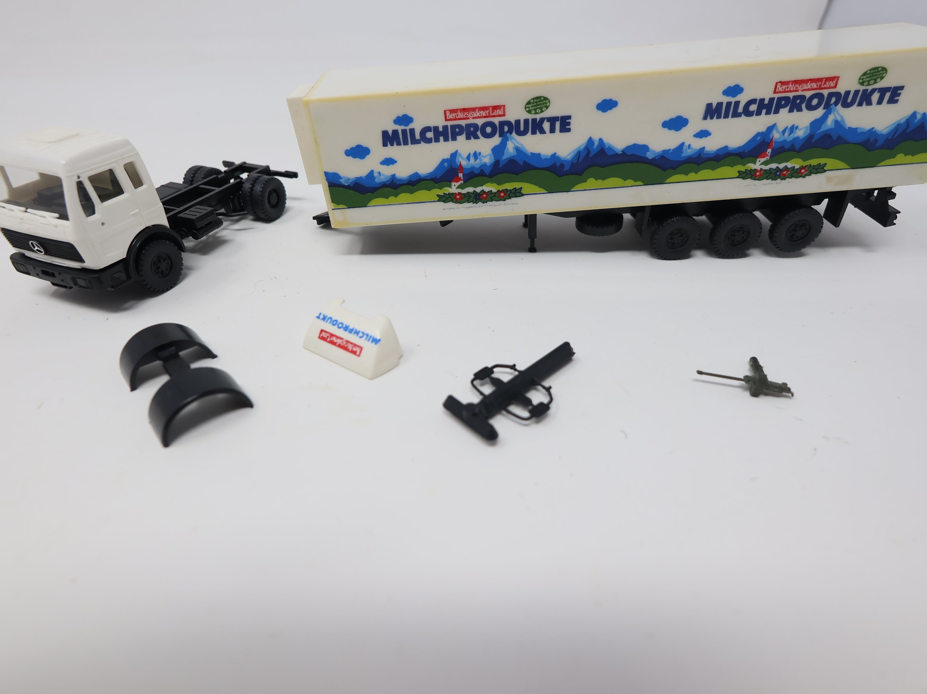 USED HO Scale Truck with Trailer - Milchprodukte