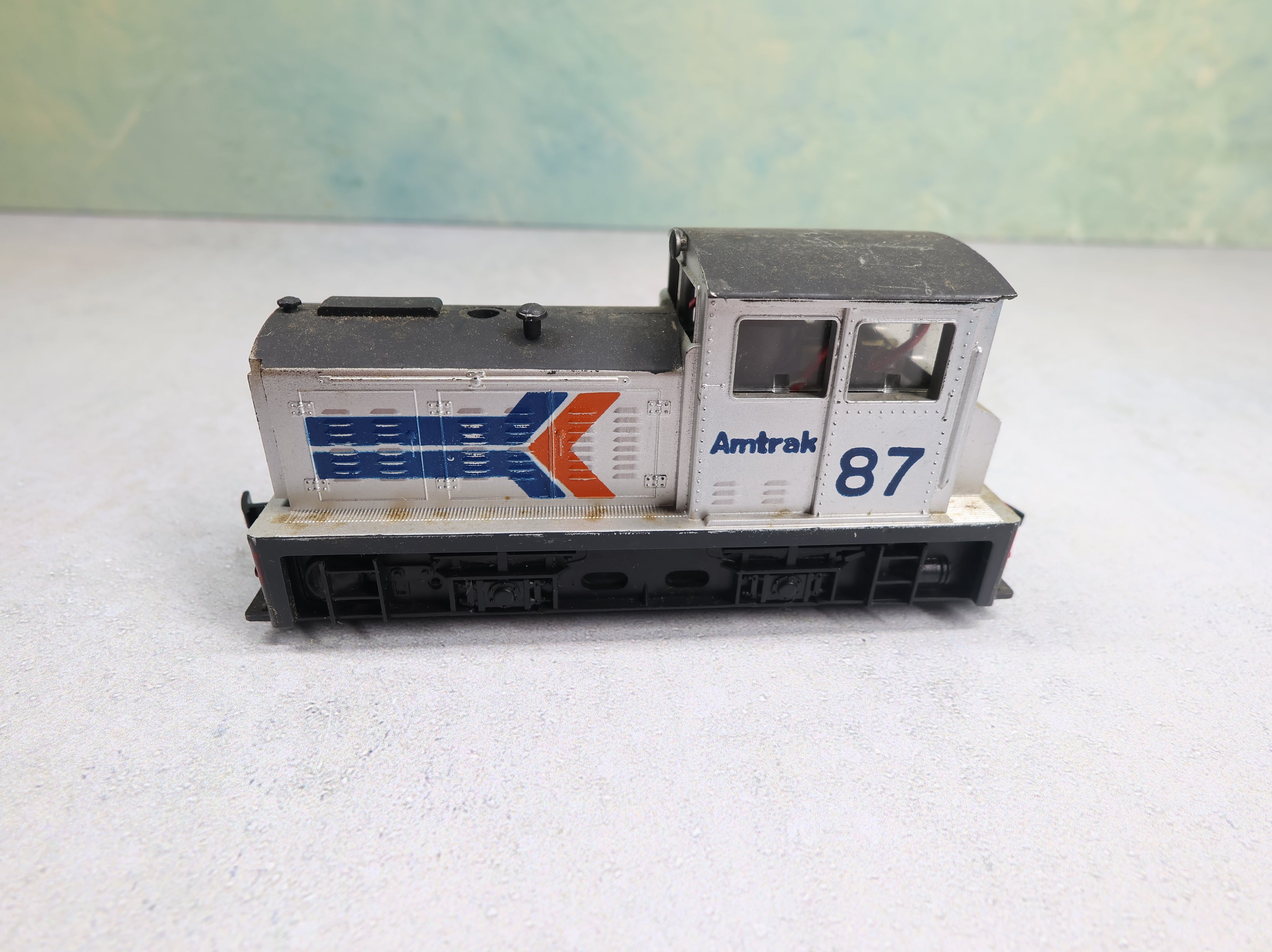 USED AHM HO Scale Plymouth Diesel Locomotive Switcher Amtrak #87 Runs Great DC