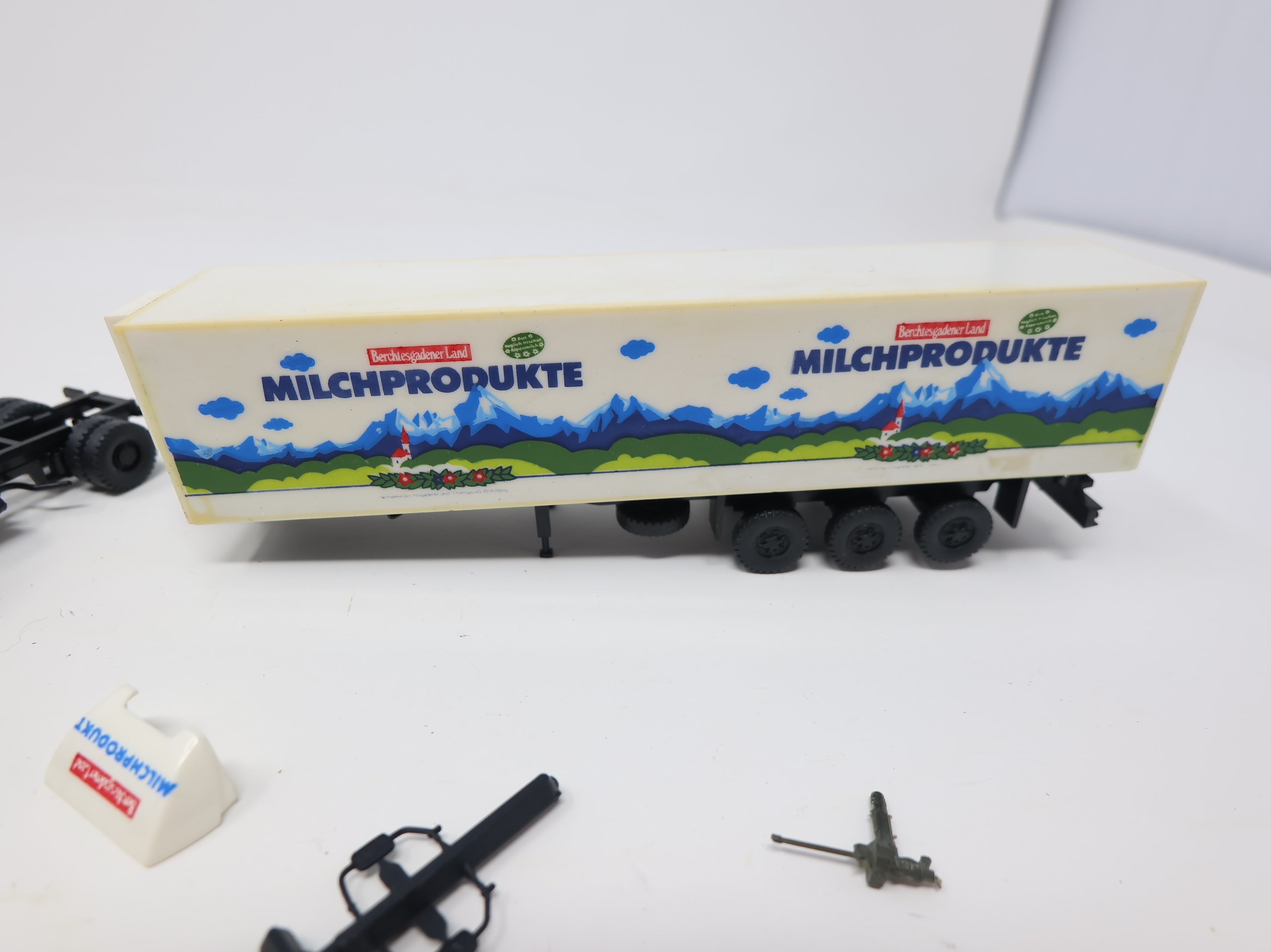 USED HO Scale Truck with Trailer - Milchprodukte