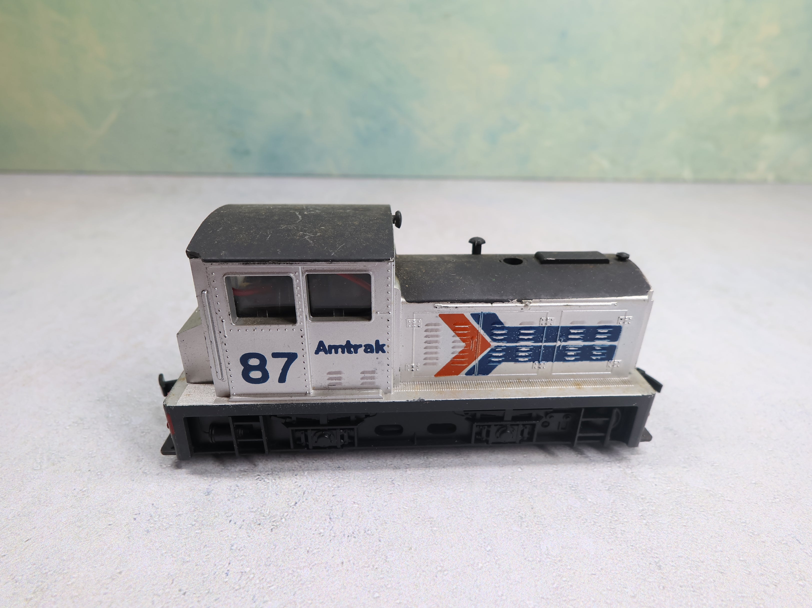 USED AHM HO Scale Plymouth Diesel Locomotive Switcher Amtrak #87 Runs Great DC