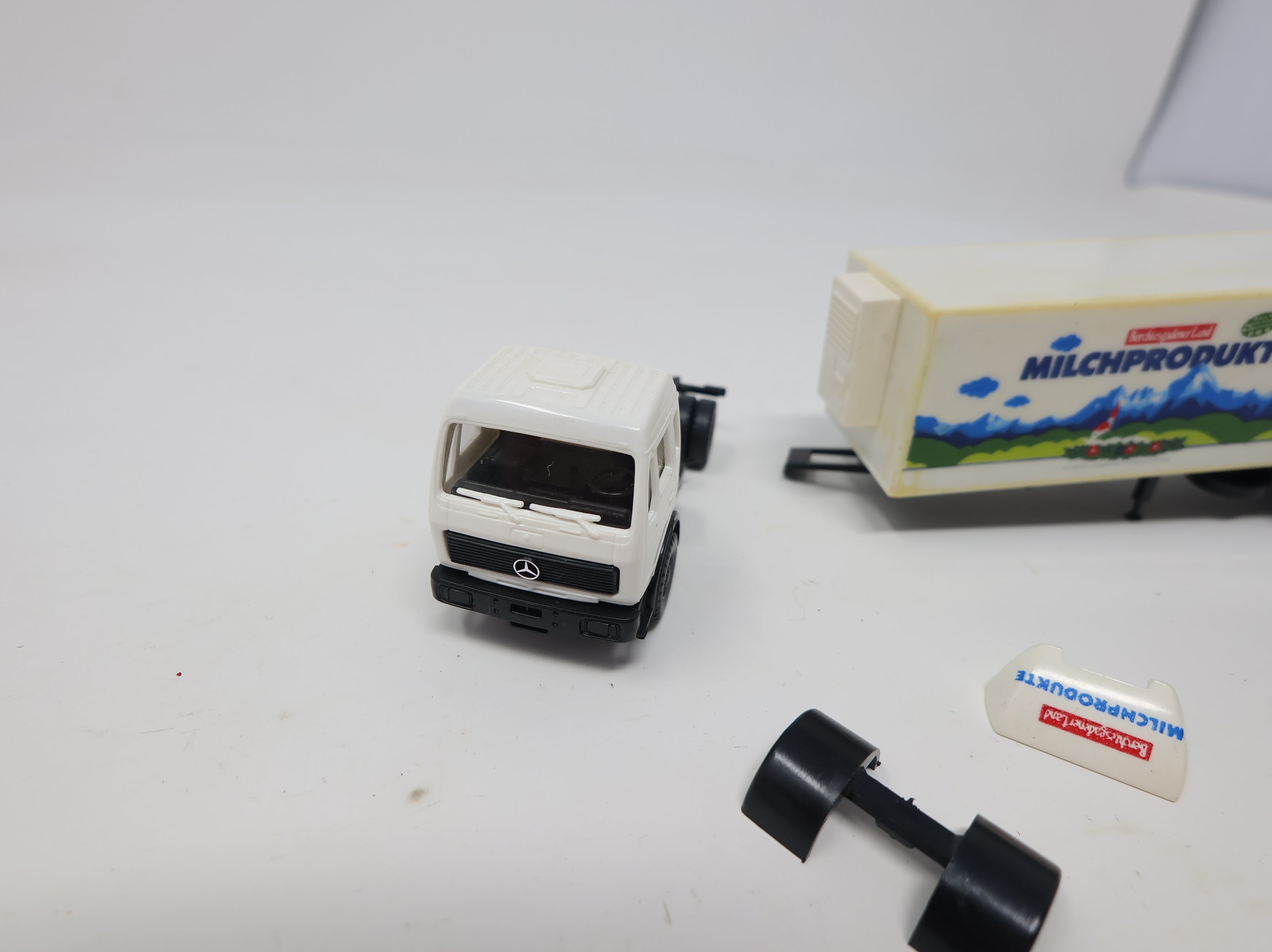 USED HO Scale Truck with Trailer - Milchprodukte