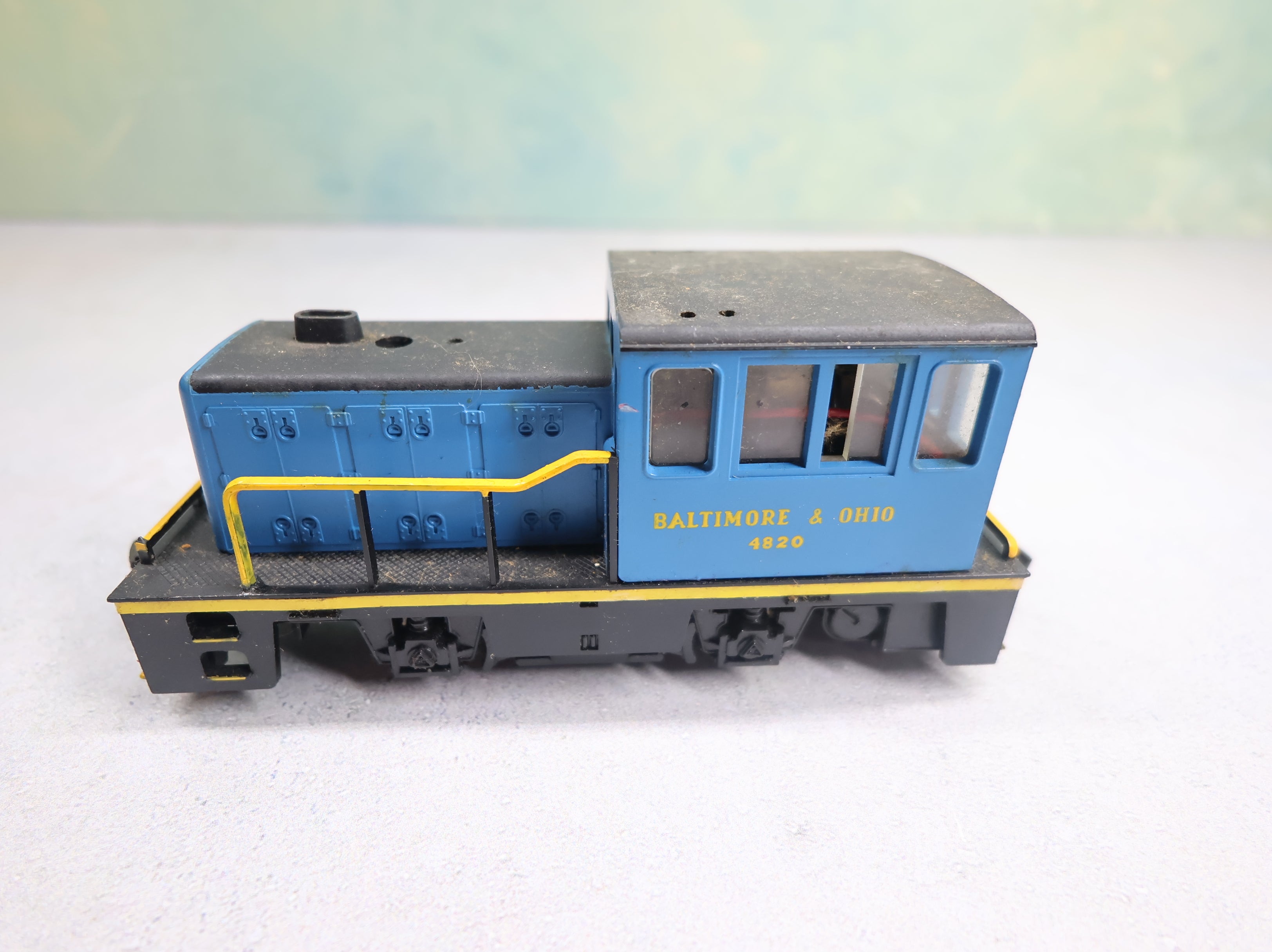 USED AHM HO Scale Diesel Locomotive Switcher Baltimore and Ohio #4820 Runs Great DC