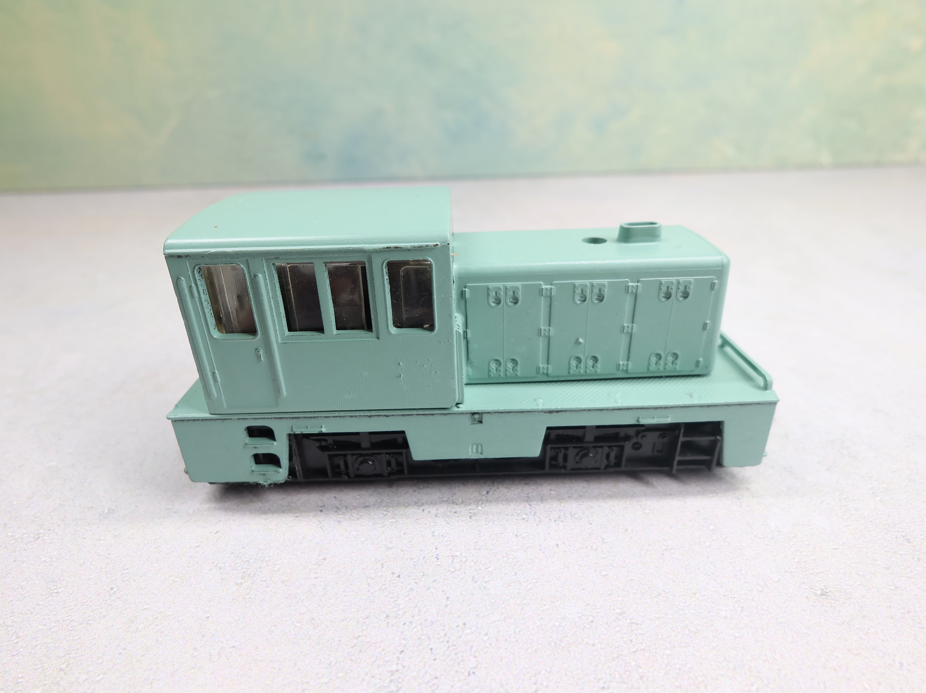 USED AHM HO Scale Diesel Locomotive Switcher Undecorated Runs Great DC