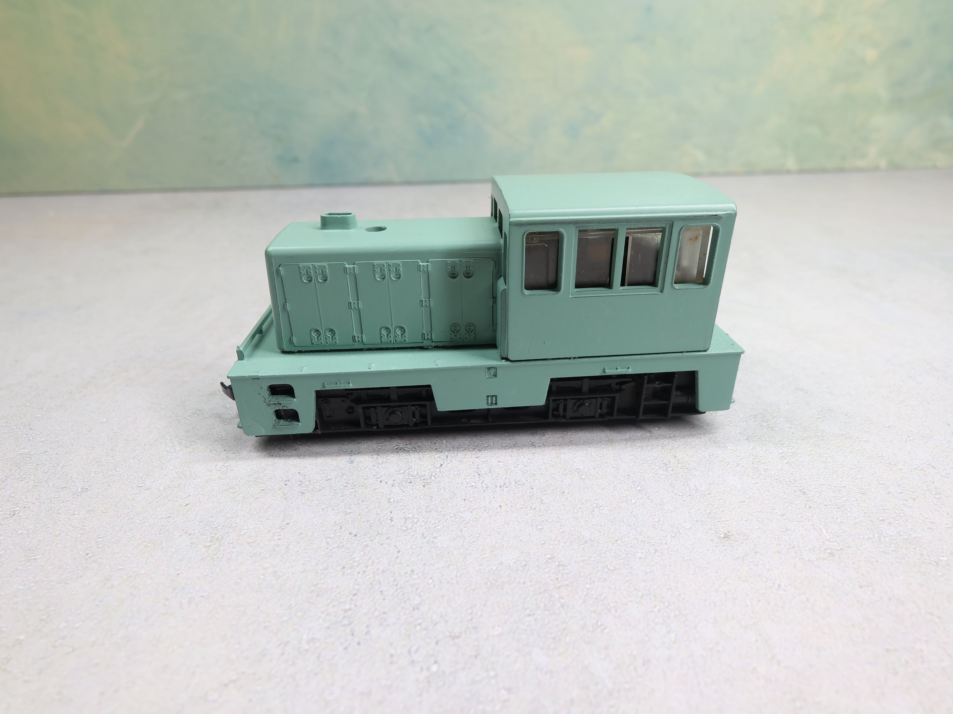 USED AHM HO Scale Diesel Locomotive Switcher Undecorated Runs Great DC