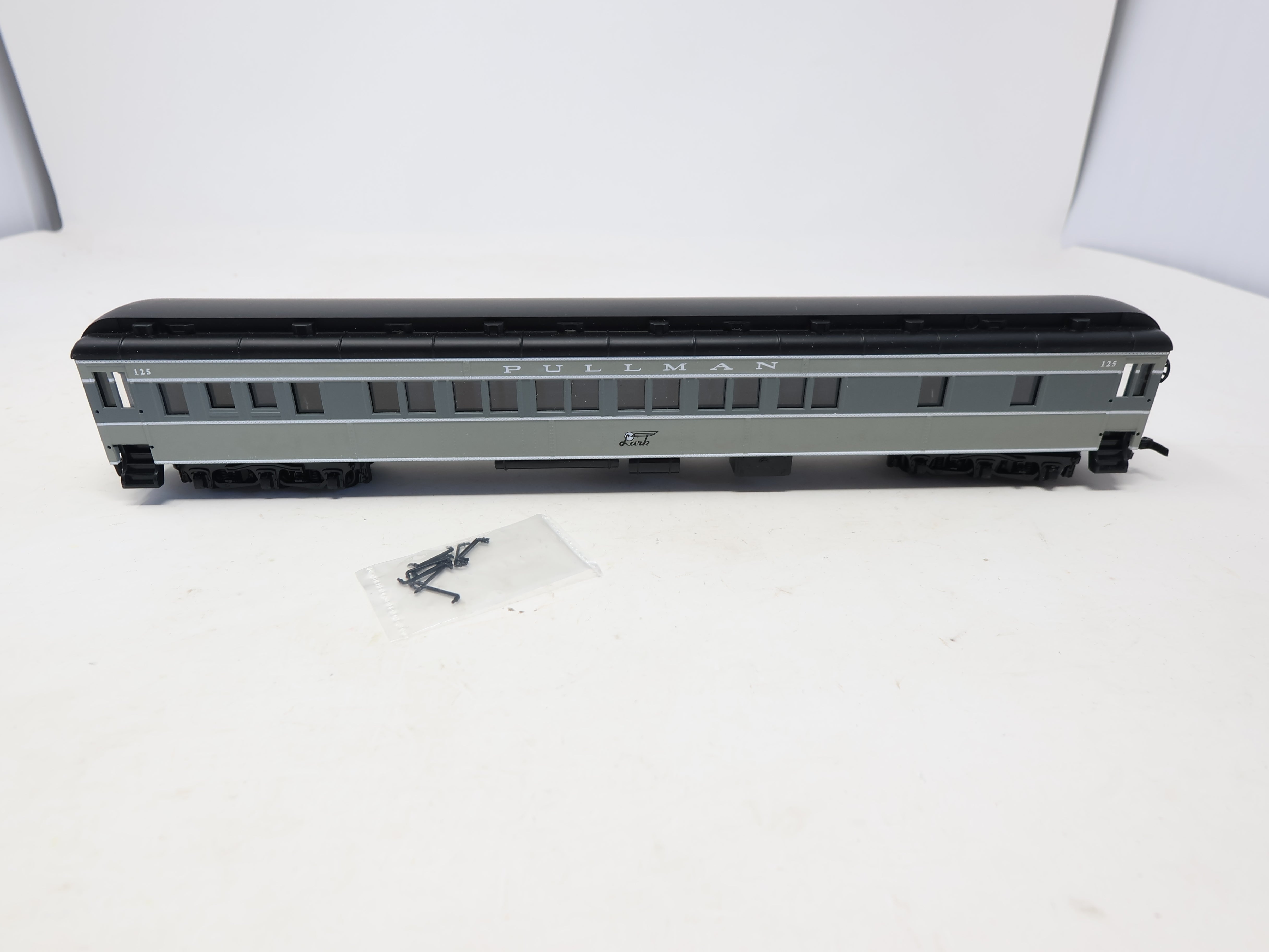 USED IHC 49666 HO Scale, 8-1-2 Sleeper Heavyweight Passenger Car, Southern Pacific (Lark) SP #125