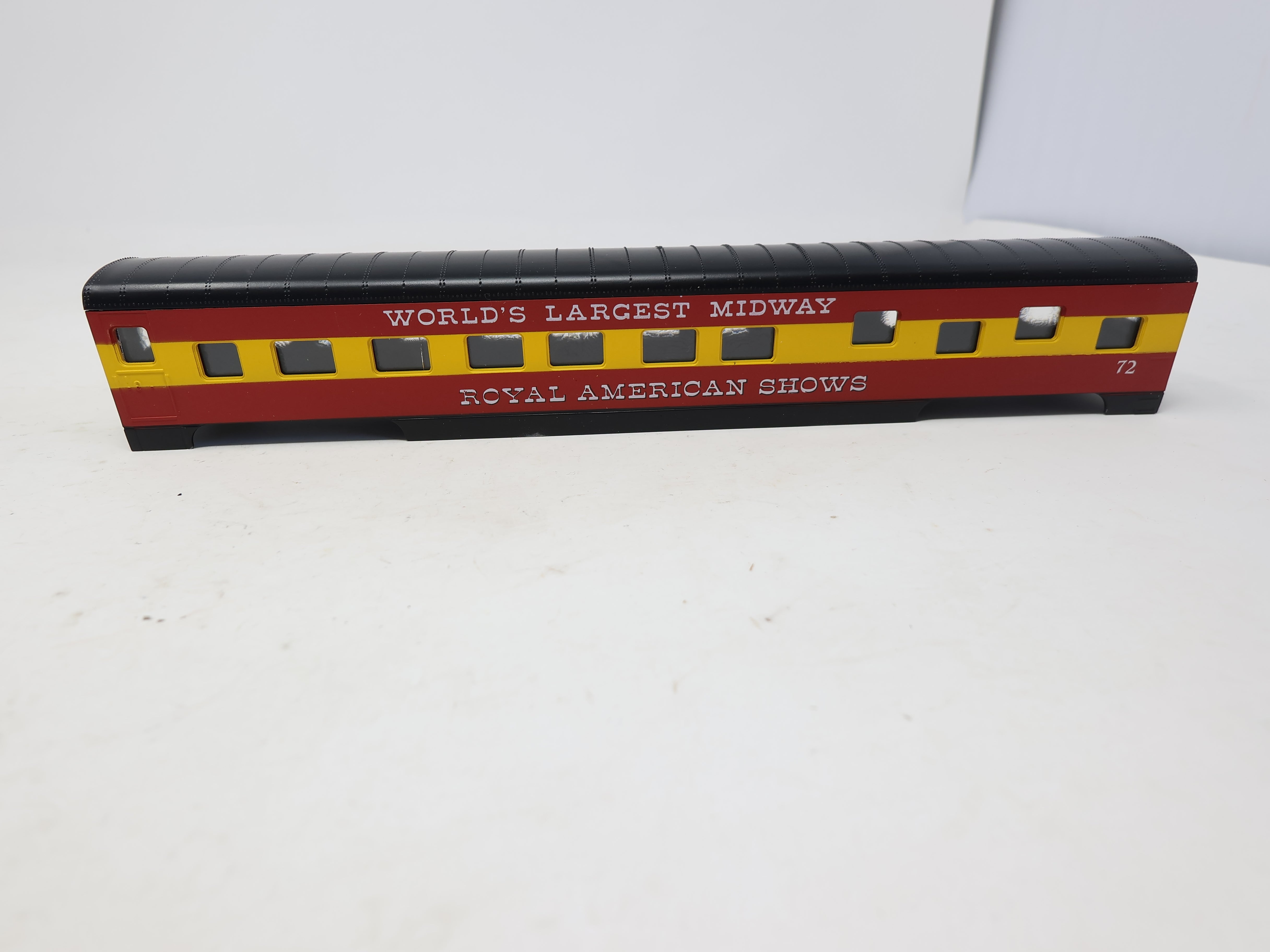 USED Con-Cor #1-000988 HO Scale, 72' Pullman Sleeper Passenger Car, Royal American Shows #72 (KIT)