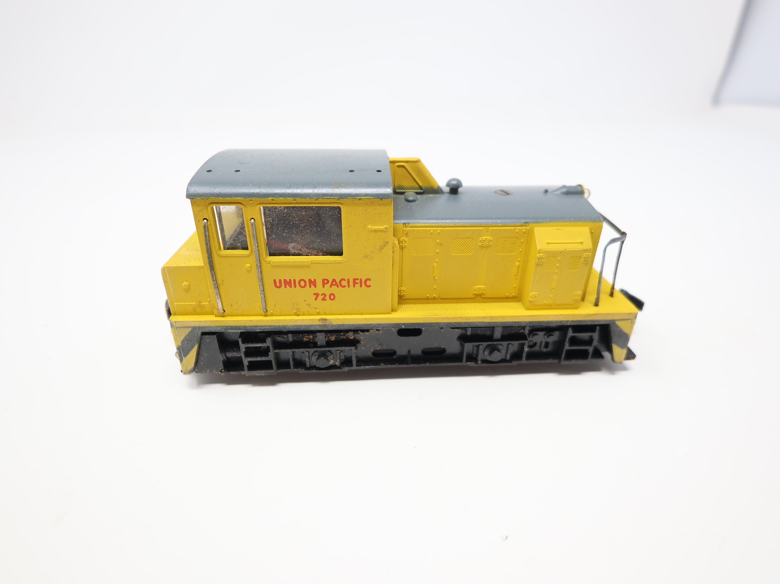 USED AHM HO Scale Plymouth 0-4-0 Diesel Switcher Locomotive Union Pacific #720 Parts/Repairs DC