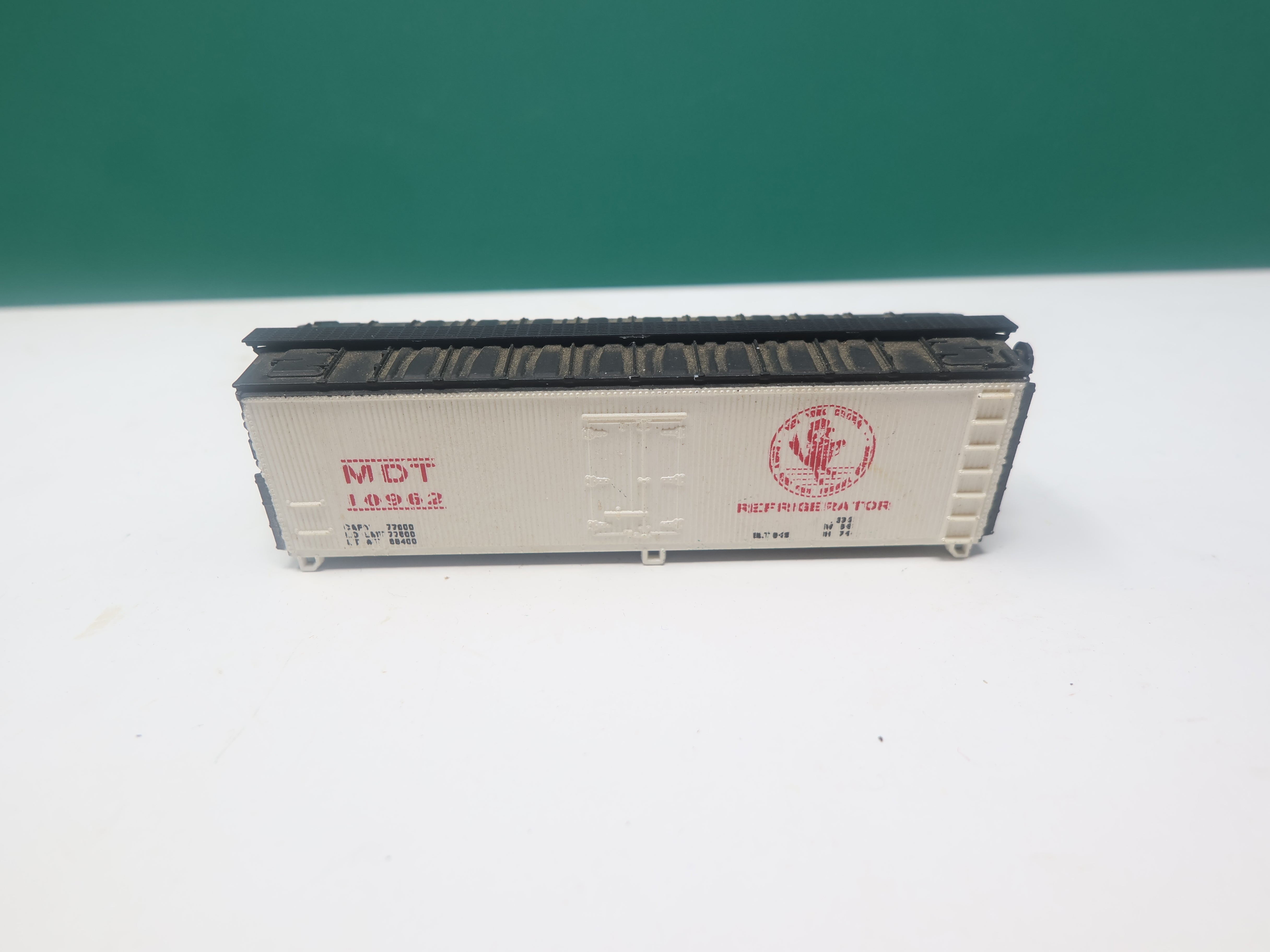 USED Con-Cor N Scale, 40' Wooden Box Car, Merchants Despatch Transportation MDT #10962, No Trucks