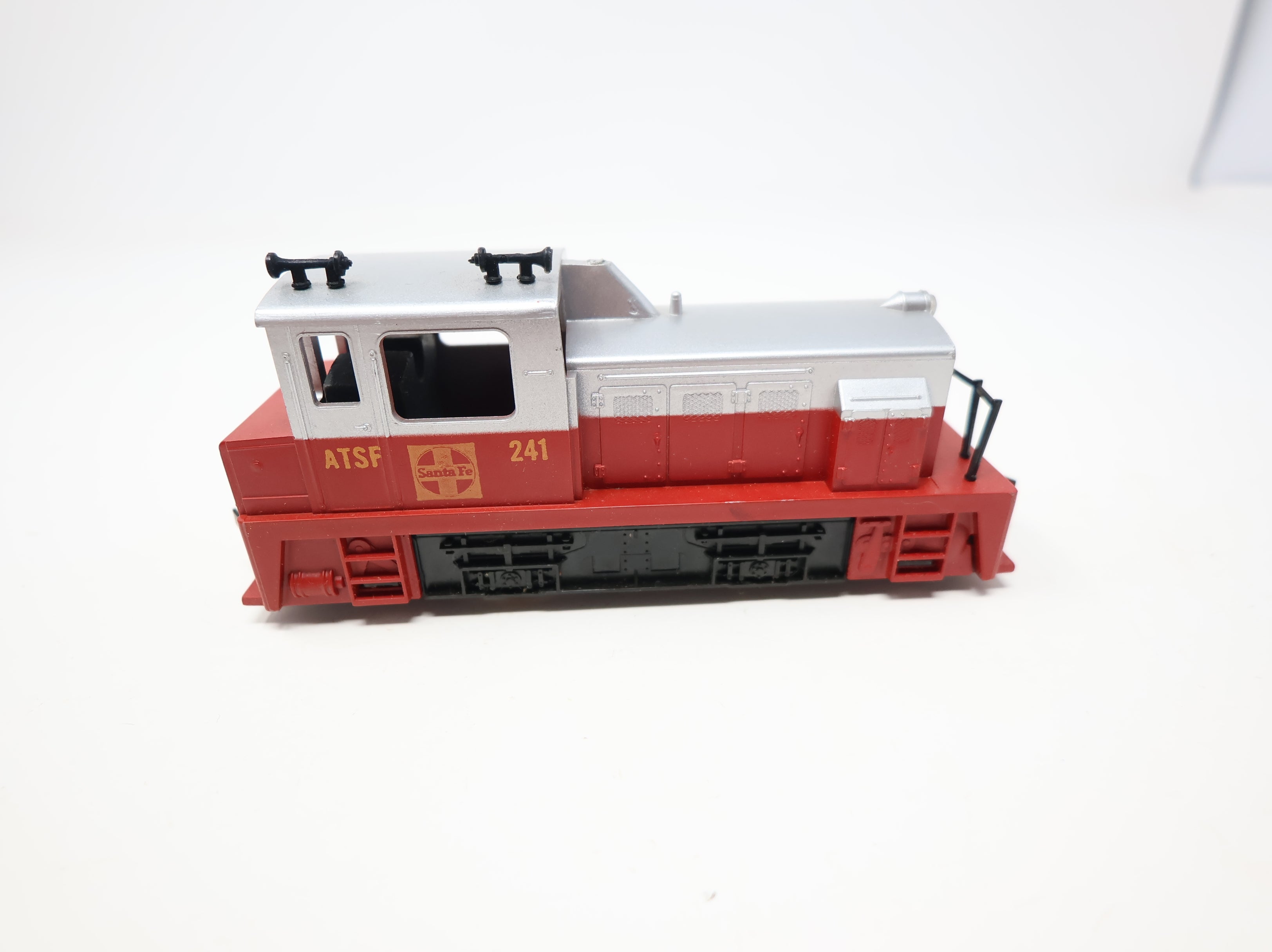 USED Tyco HO Scale Diesel Switcher Locomotive Santa Fe #241 DC