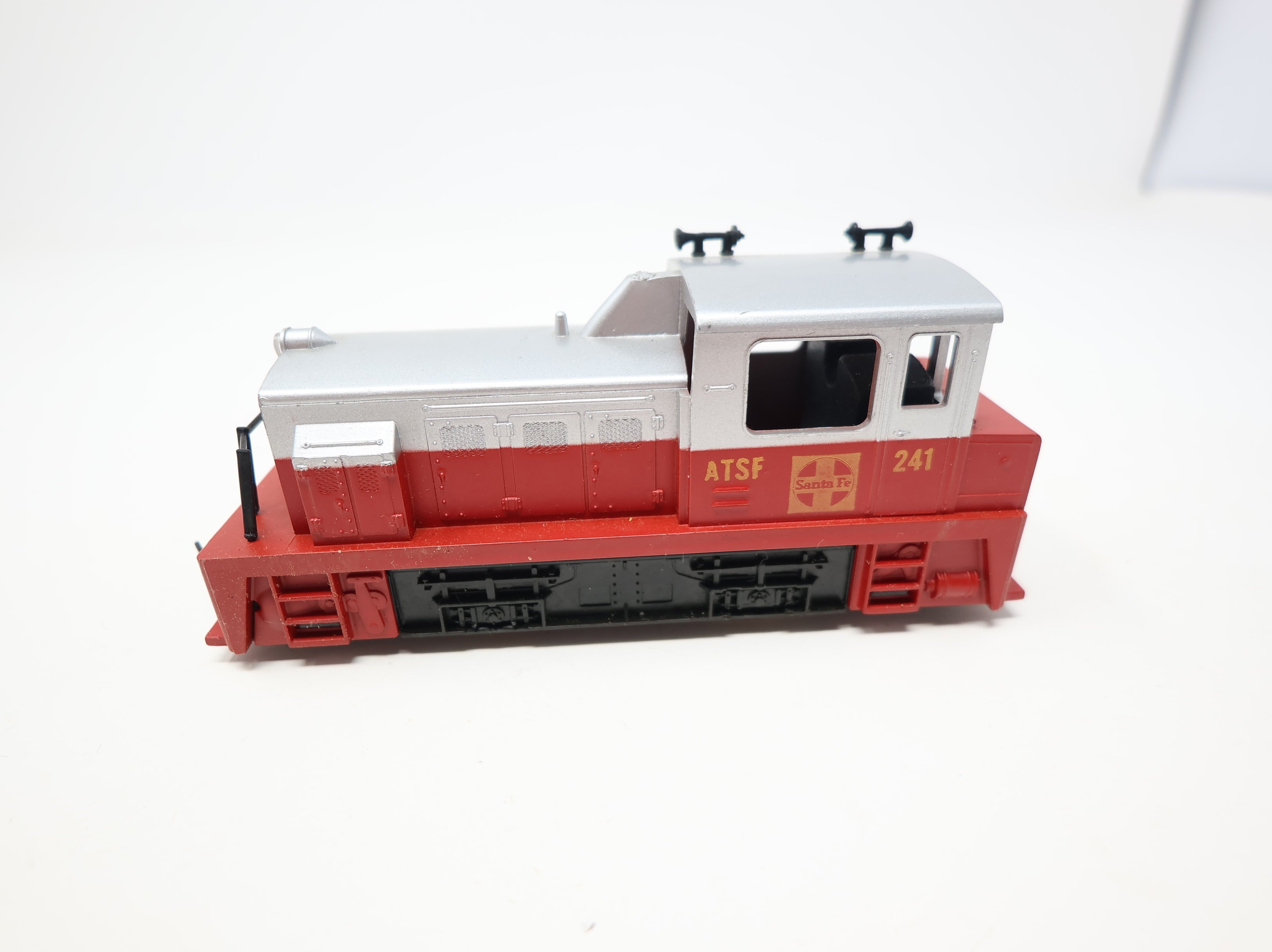 USED Tyco HO Scale Diesel Switcher Locomotive Santa Fe #241 DC