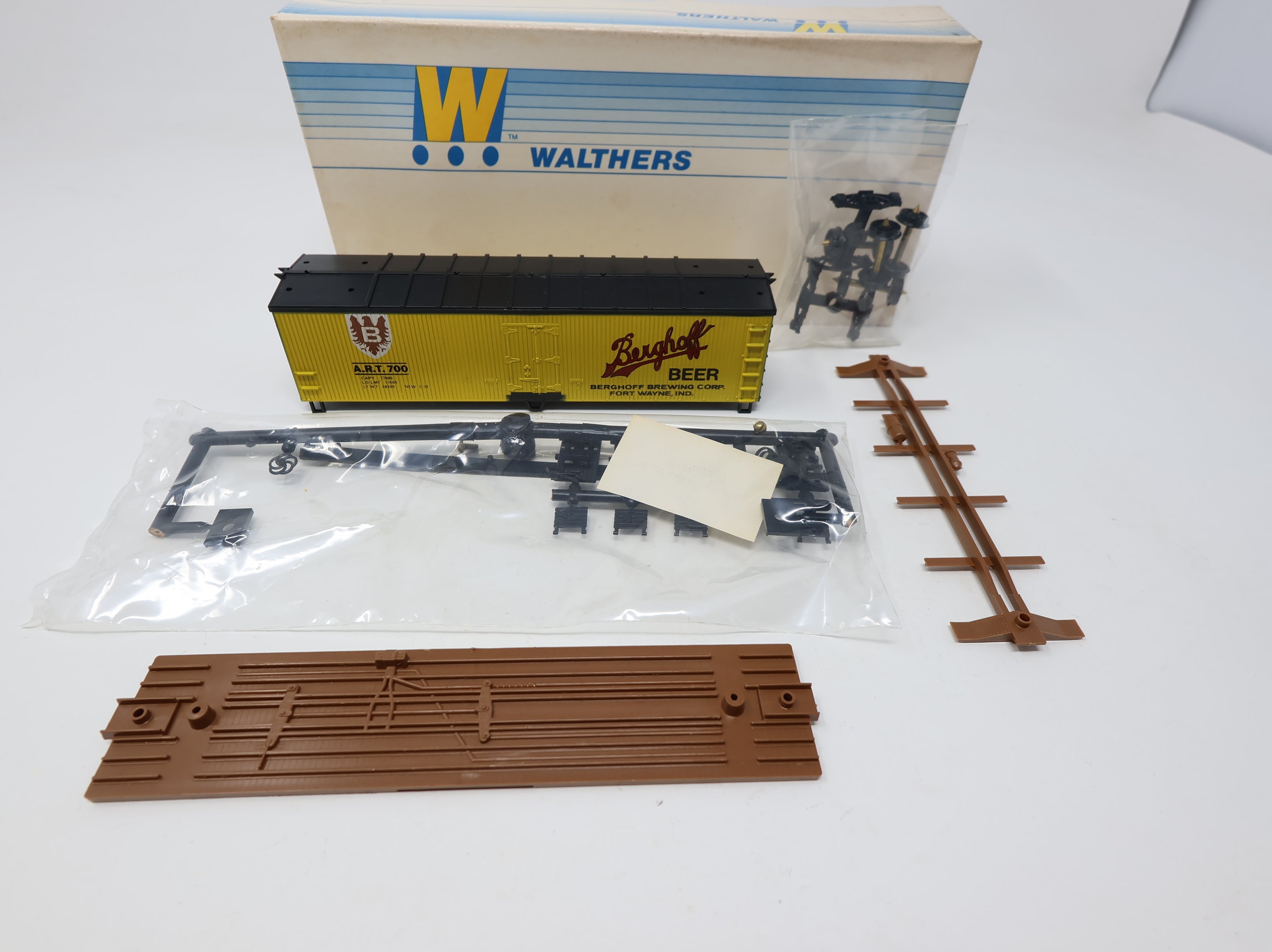 USED Walthers 932-2469 HO Scale 40' DS Wooden Box Car Wood Ends Berghoff Beer ART #700 KIT