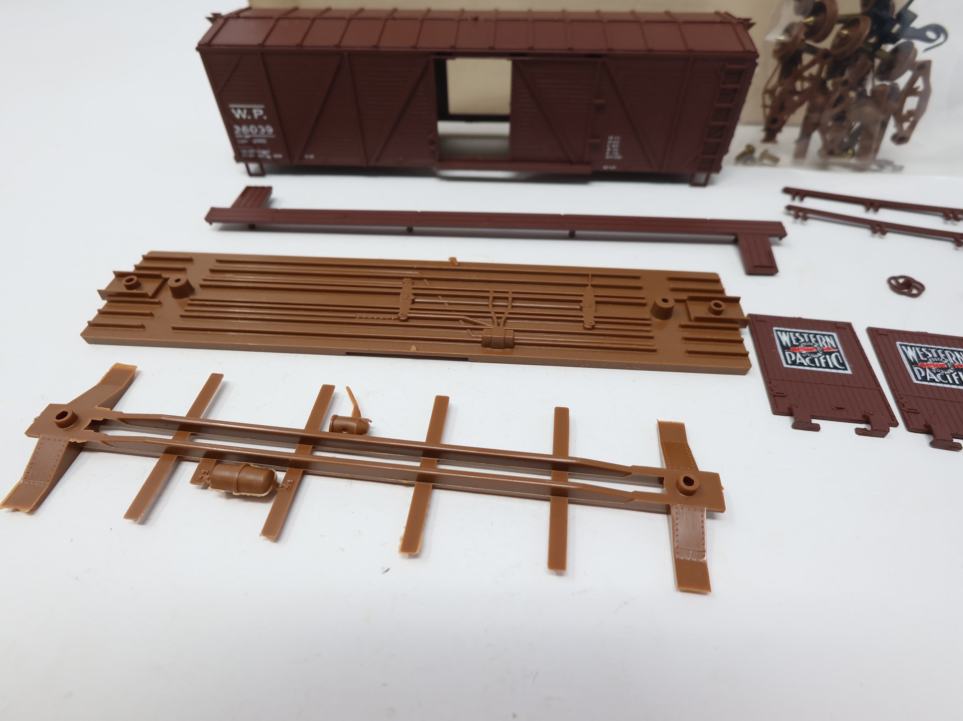 USED Walthers HO Scale 40' Wooden Box Car Western Pacific WP #26039 KIT