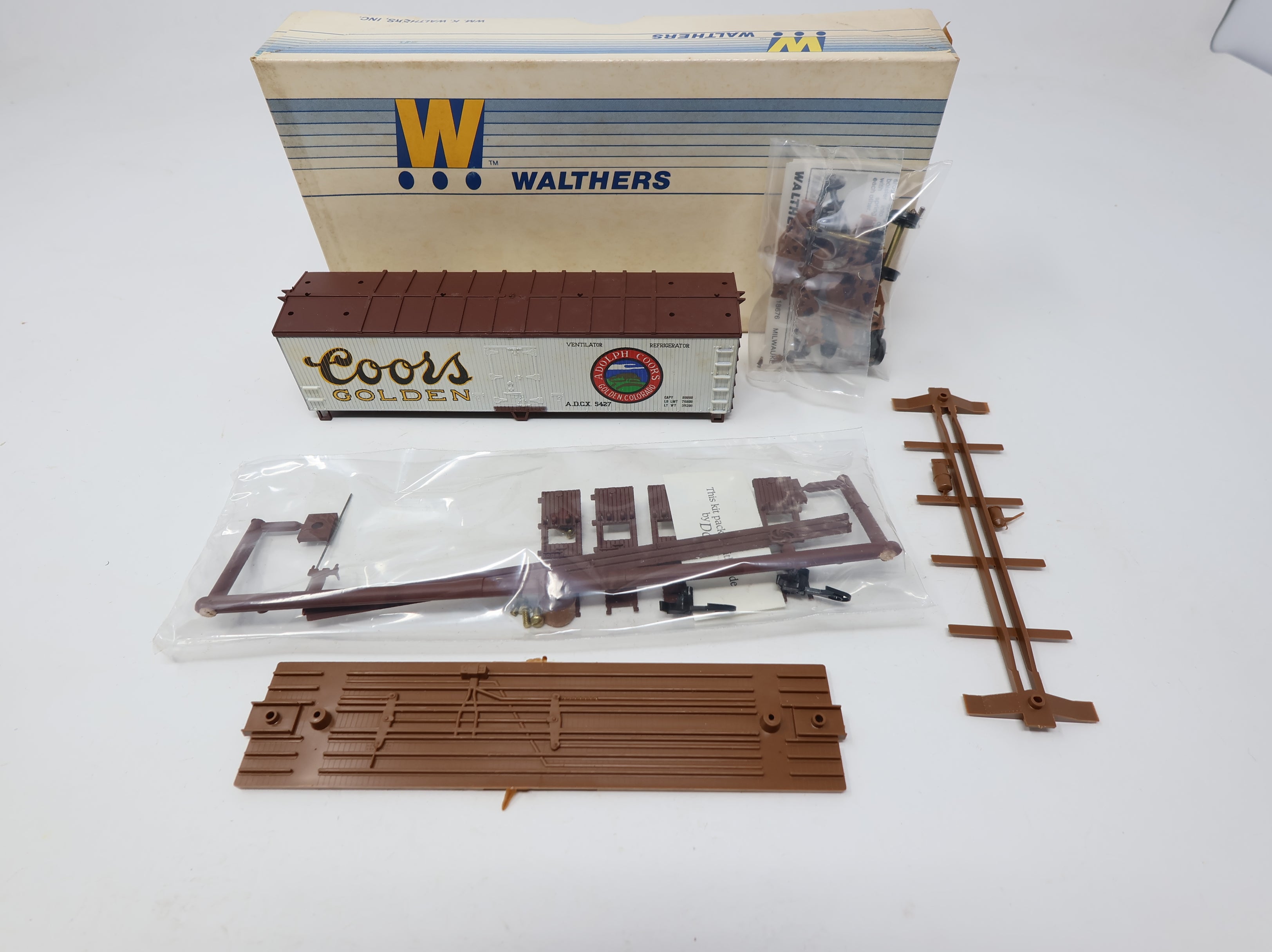 USED Walthers 932-2467 HO Scale 40' DS Wooden Box Car Wood Ends Coors ADCX #5427 KIT