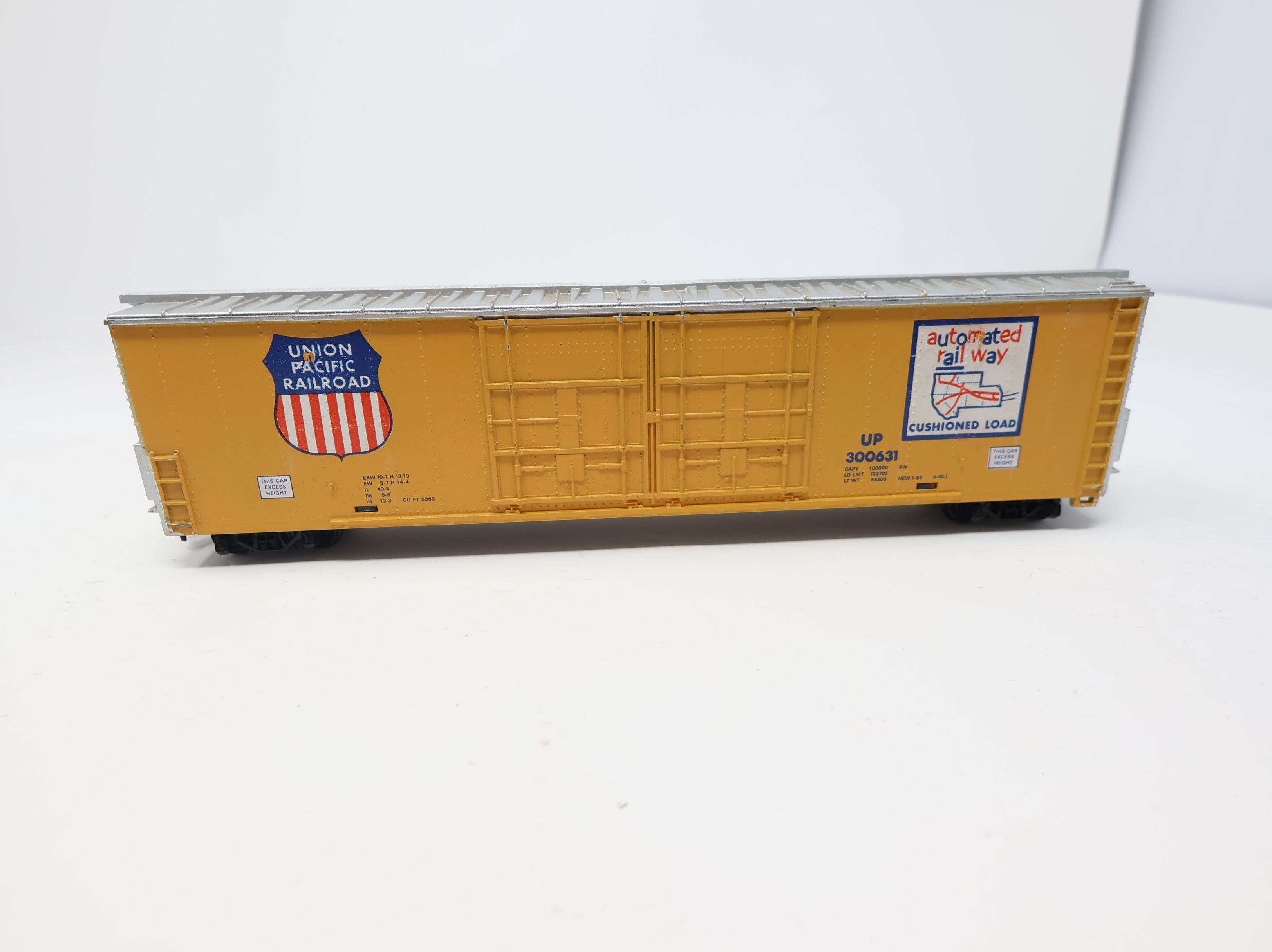 USED Tyco HO Scale 60' Cushioned Box Car Union Pacific UP #300631