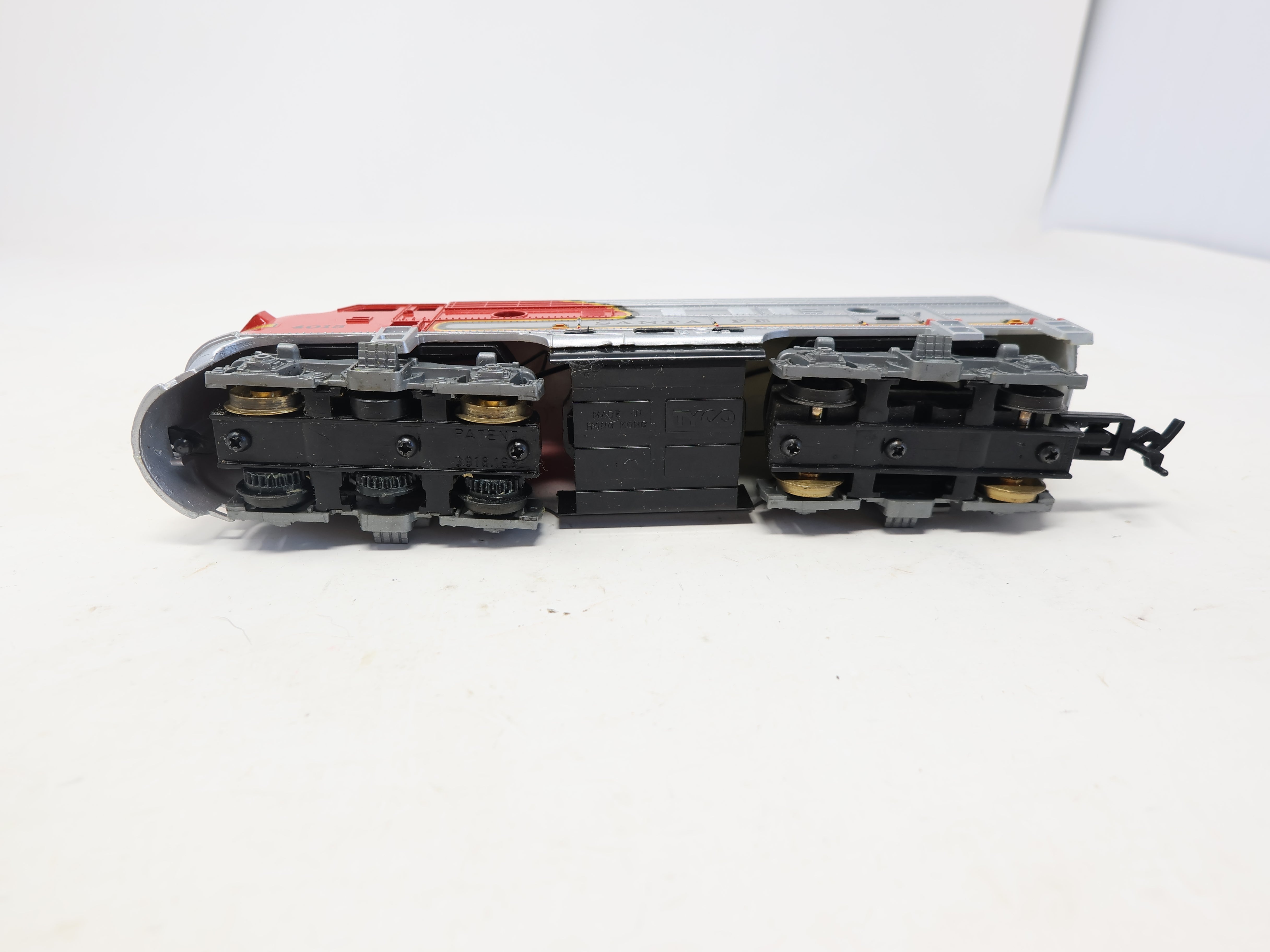 USED Tyco HO Scale, F7 Diesel Locomotive, Santa Fe #4015 (DC)