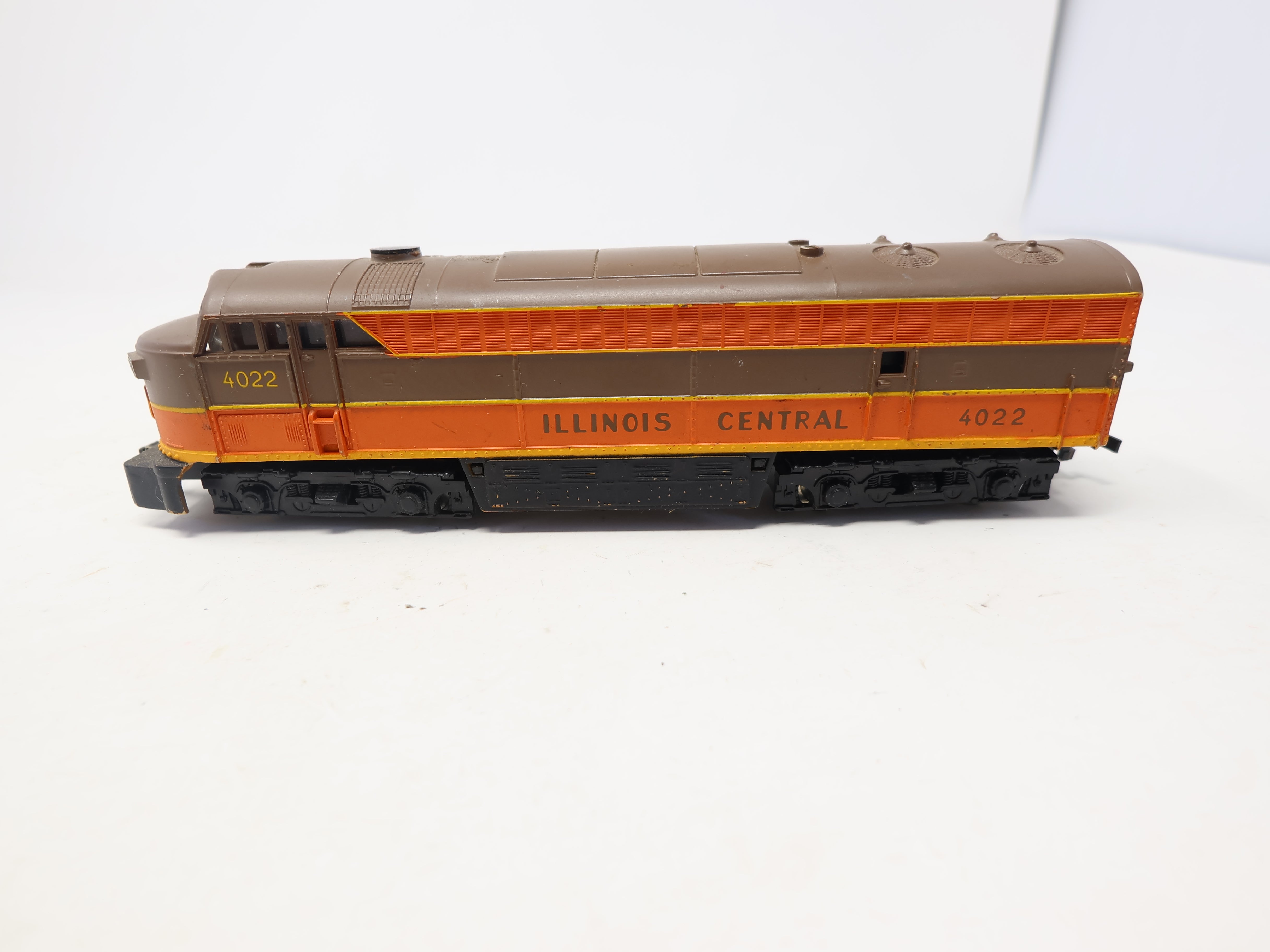 USED AHM HO Scale, Fairbanks Morse Diesel Locomotive, Illinois Central #4022 (DC)