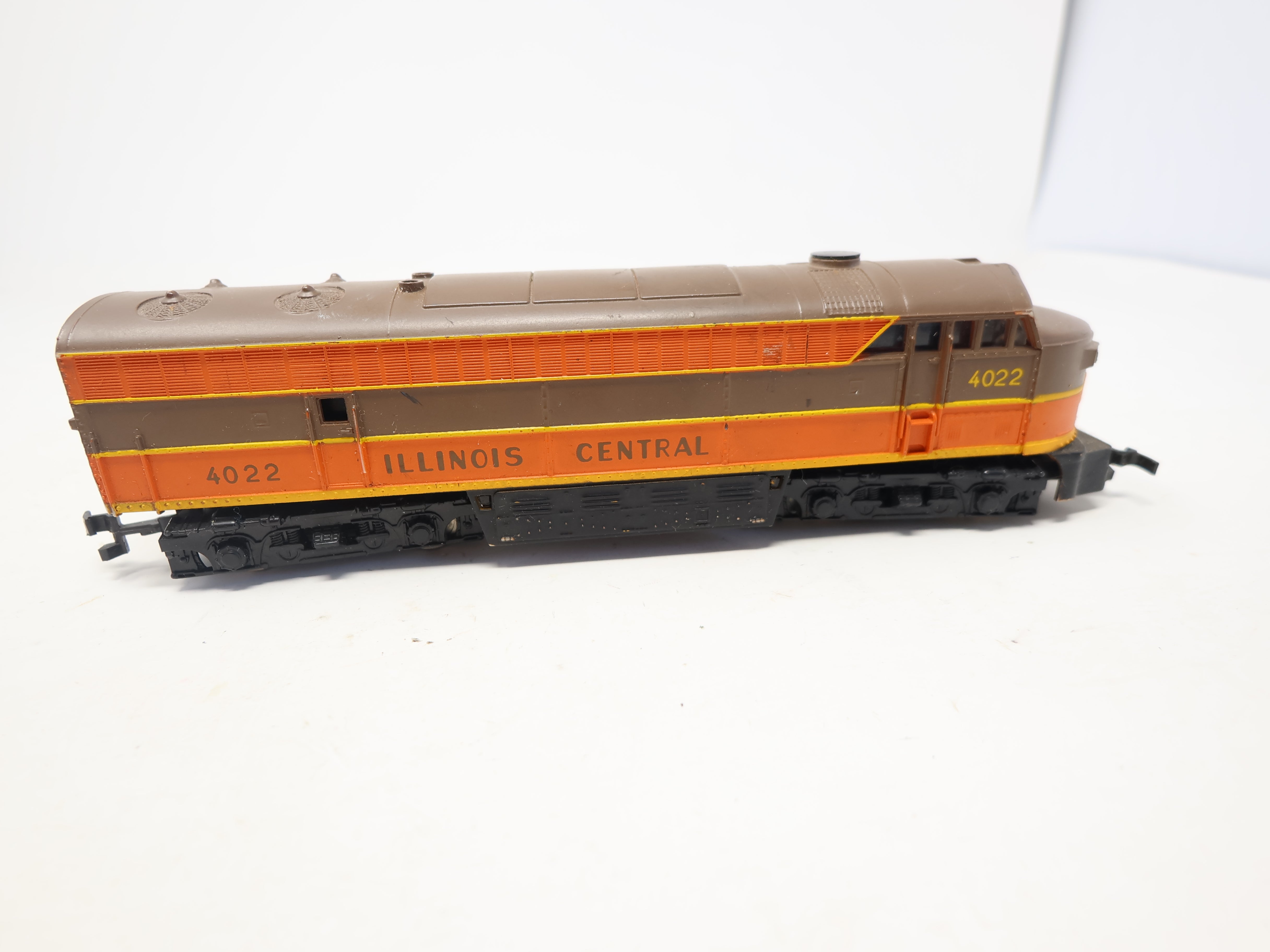 USED AHM HO Scale, Fairbanks Morse Diesel Locomotive, Illinois Central #4022 (DC)