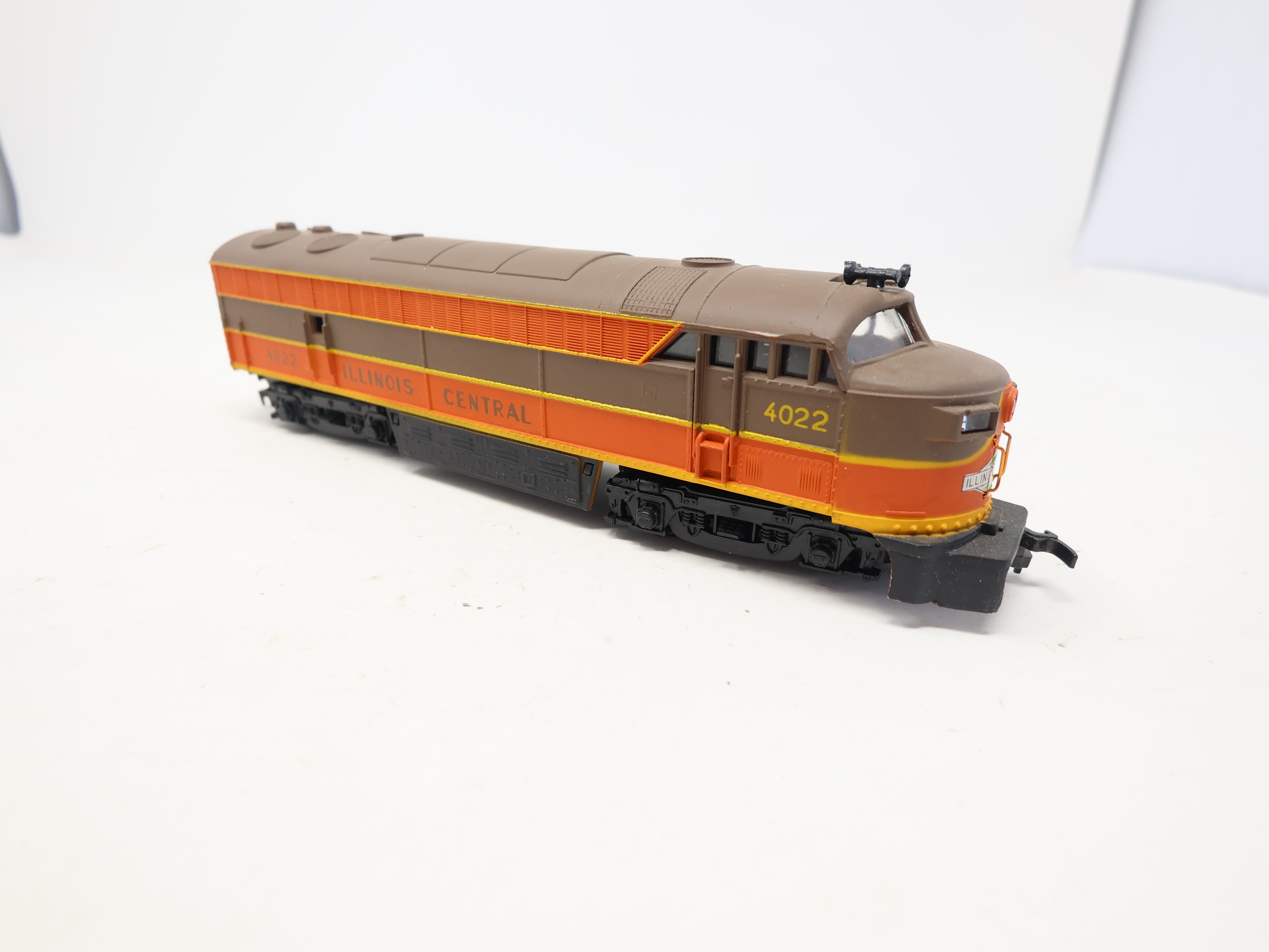 USED AHM HO Scale, Fairbanks Morse Diesel Locomotive Dummy Non Powered, Illinois Central #4022