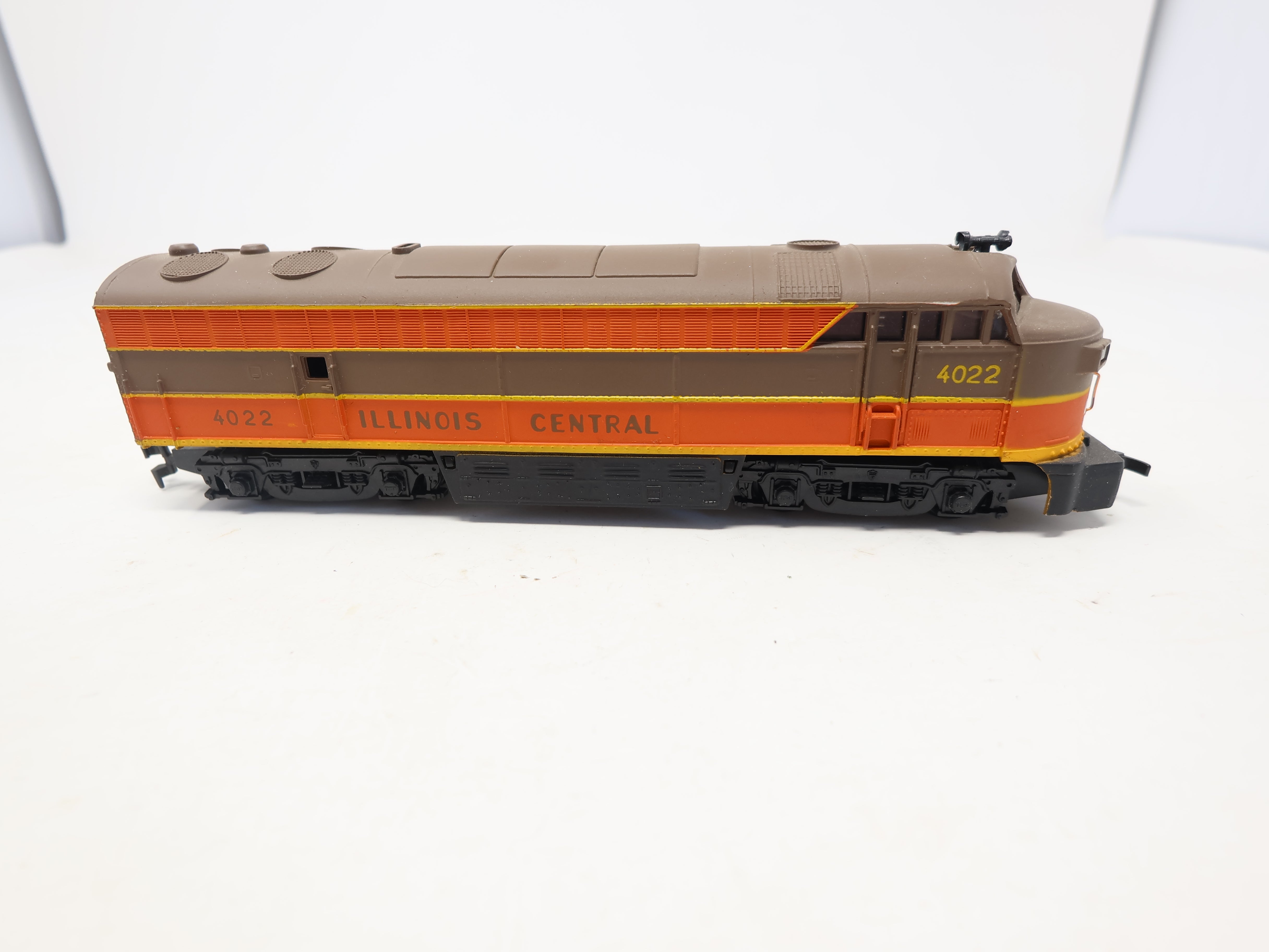 USED AHM HO Scale, Fairbanks Morse Diesel Locomotive Dummy Non Powered, Illinois Central #4022