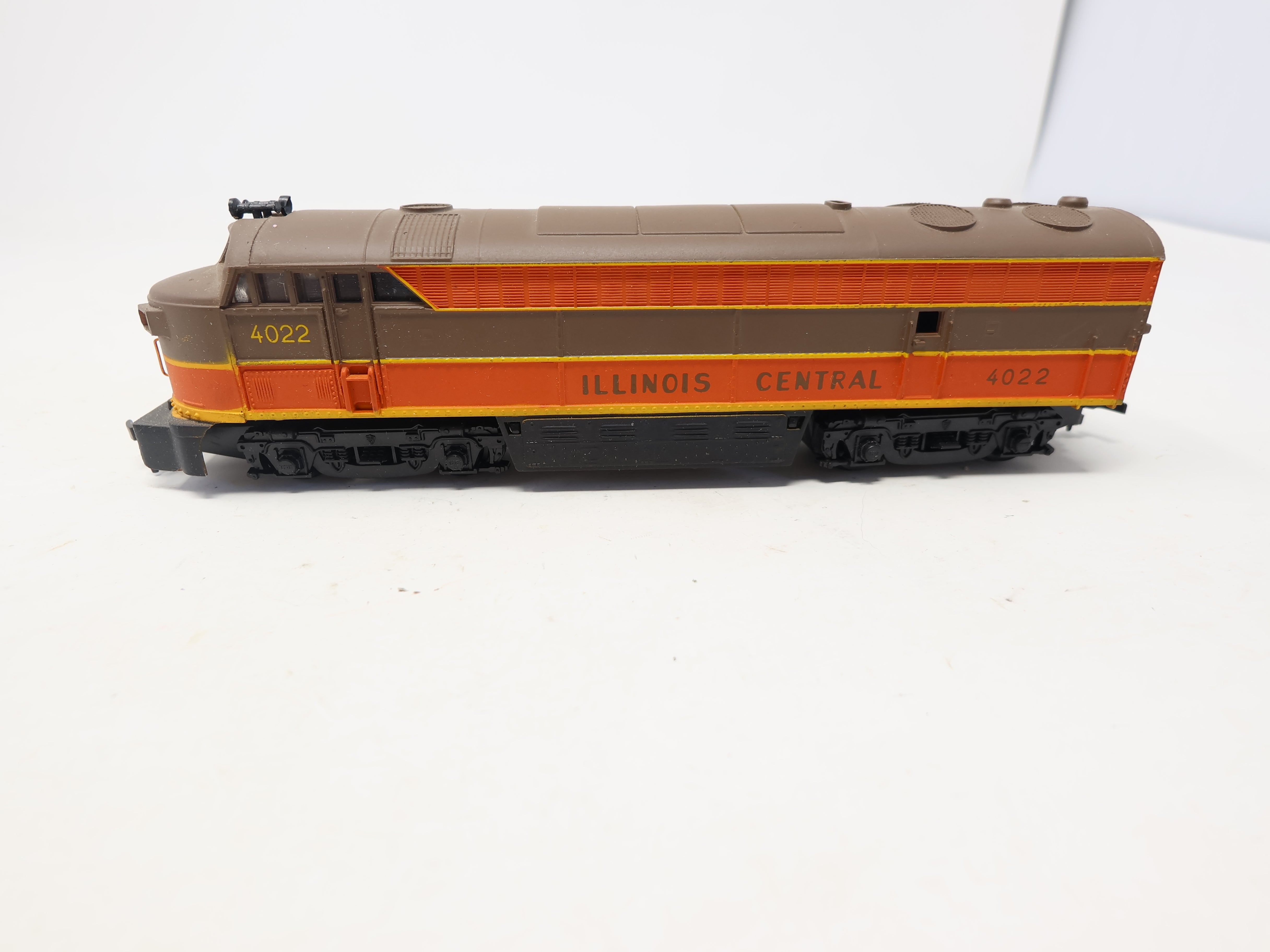 USED AHM HO Scale, Fairbanks Morse Diesel Locomotive Dummy Non Powered, Illinois Central #4022