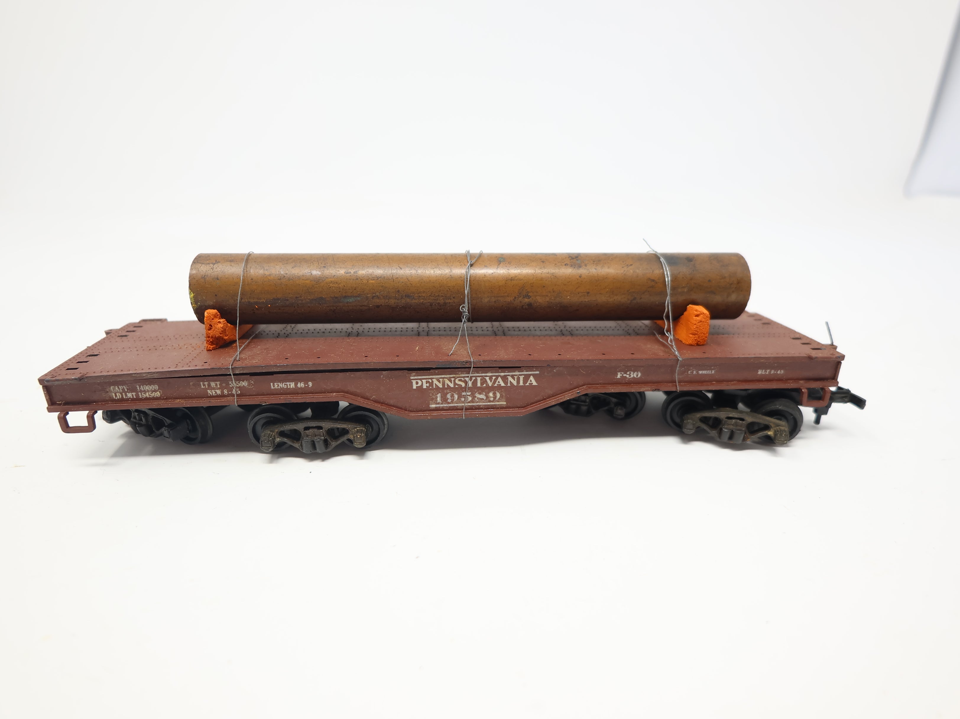 USED HO Scale Heavy Duty Flat Car Pennsylvania #19589 Custom w/ Pipe Load