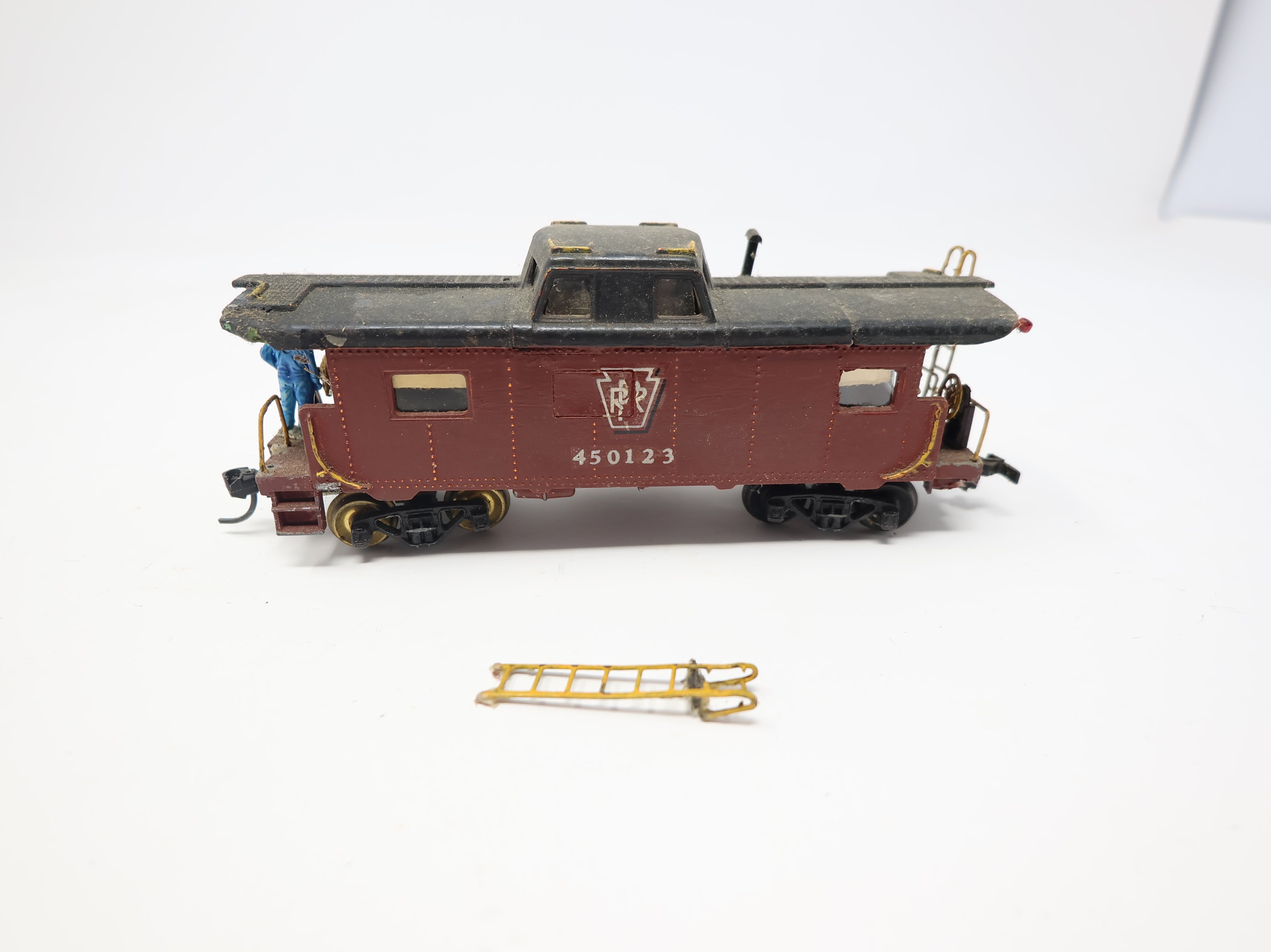 USED HO Scale Caboose Pennsylvania #450123 Custom w/ Figure Rough