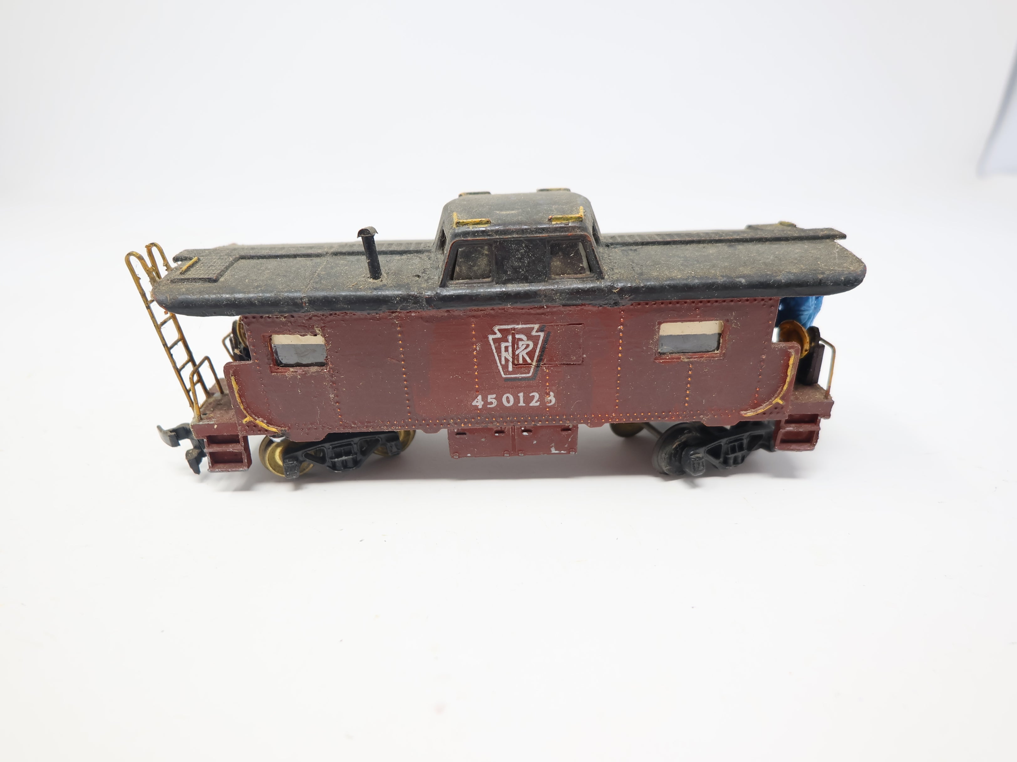 USED HO Scale Caboose Pennsylvania #450123 Custom w/ Figure Rough