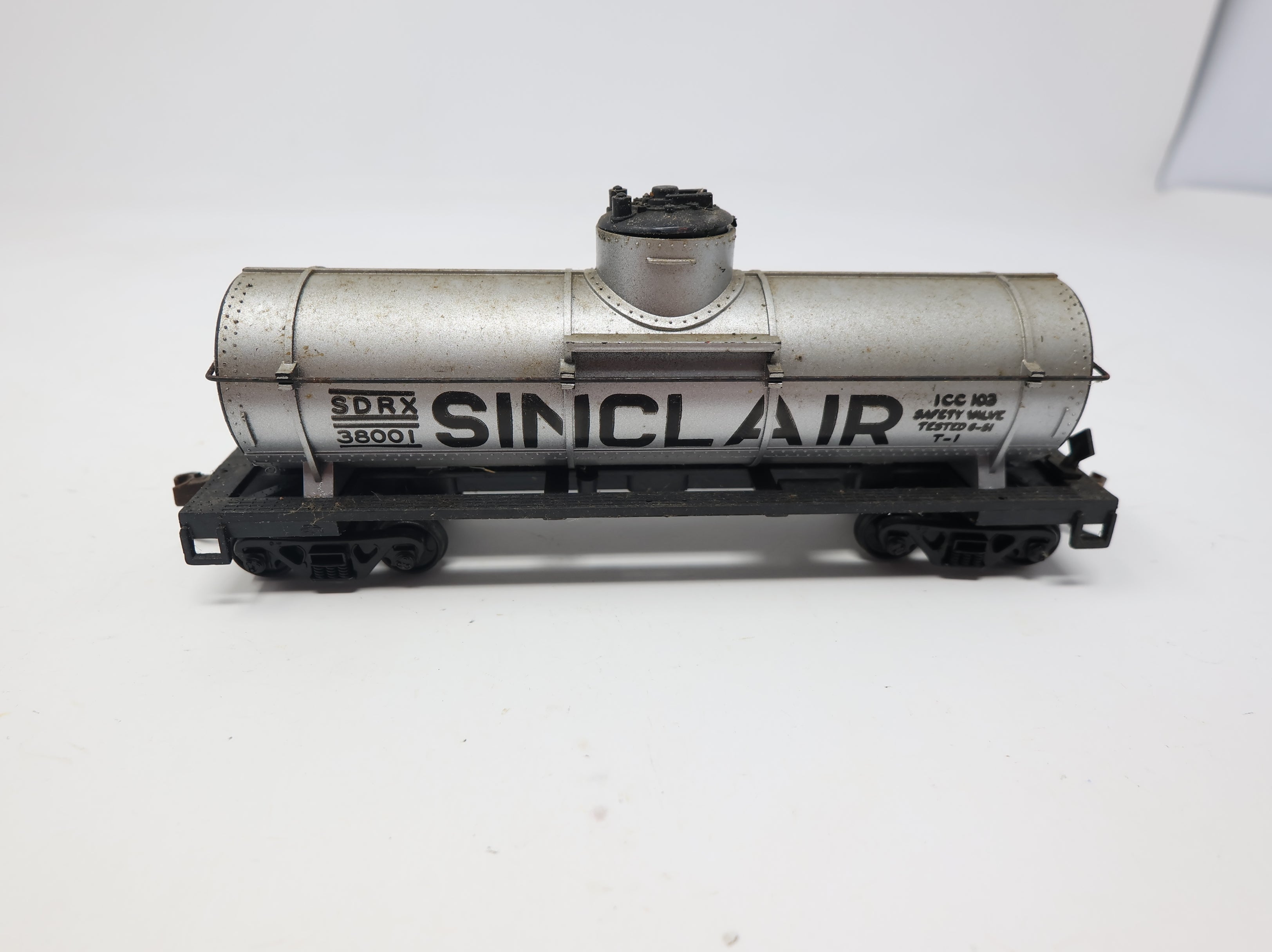 USED Varney HO Scale Single Dome Tank Car Sinclair SDRX #38001 Light