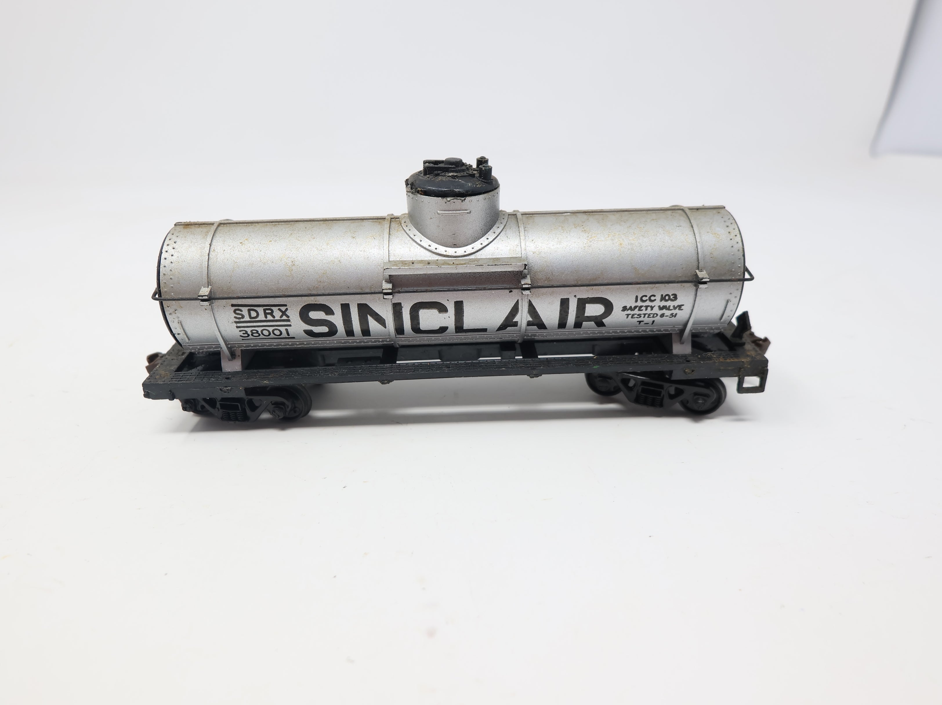 USED Varney HO Scale Single Dome Tank Car Sinclair SDRX #38001 Light