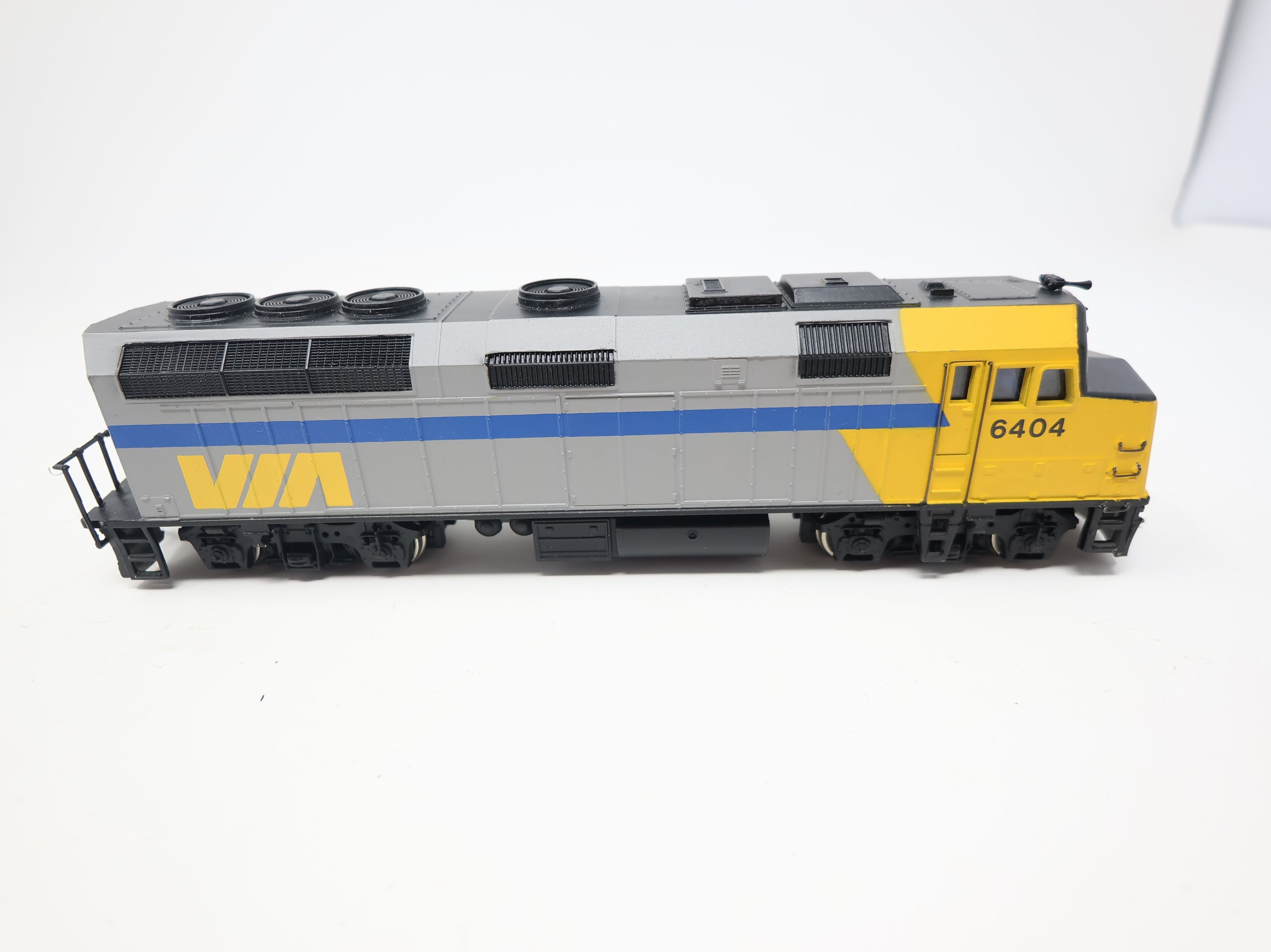 USED Bachmann HO Scale Spectrum F40PH Diesel Locomotive Via Rail Canada #6404 DC