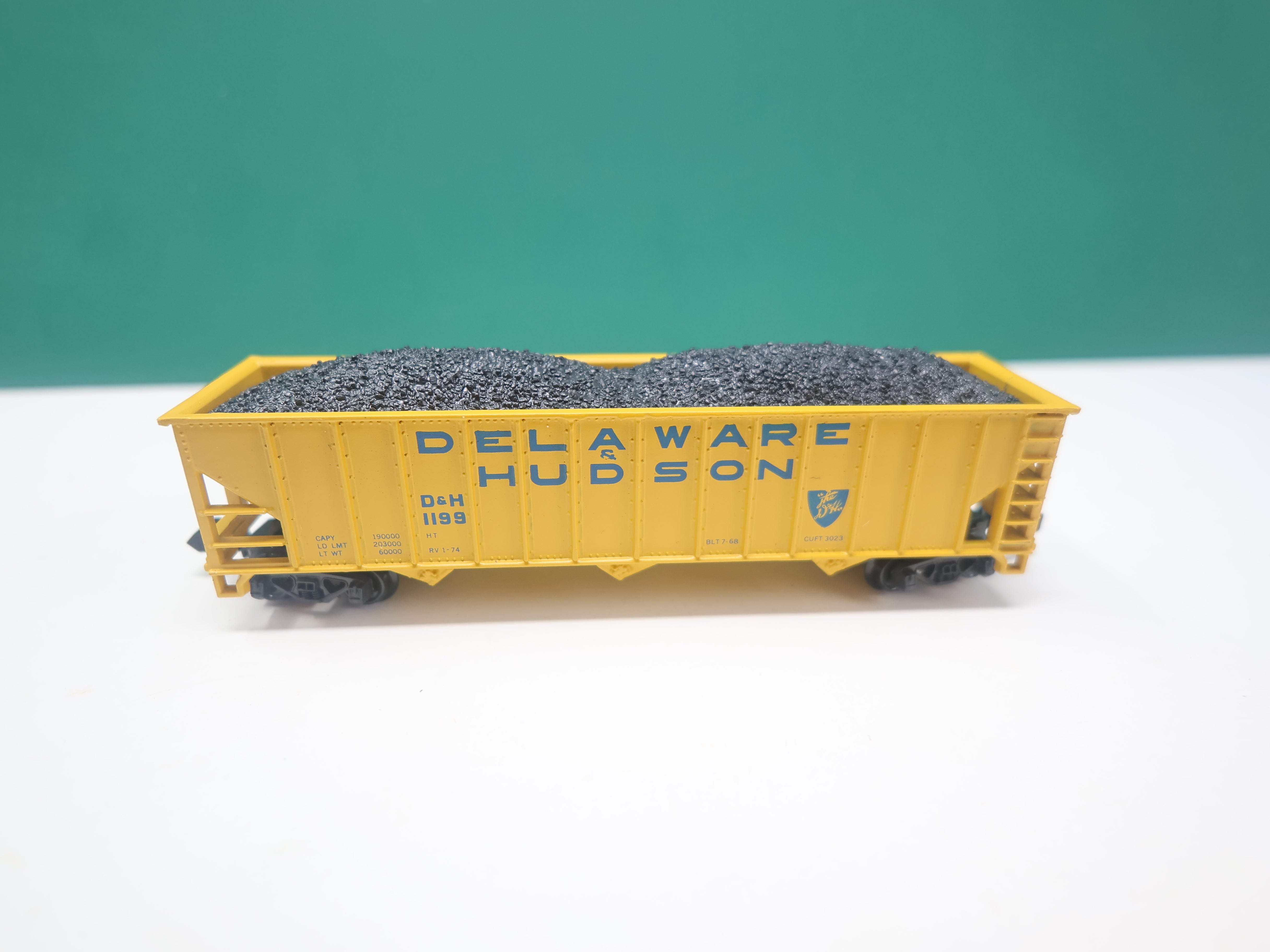 USED Atlas 3271 N Scale, 90 Ton Hopper w/ Coal Load, Delaware and Hudson DH #1199