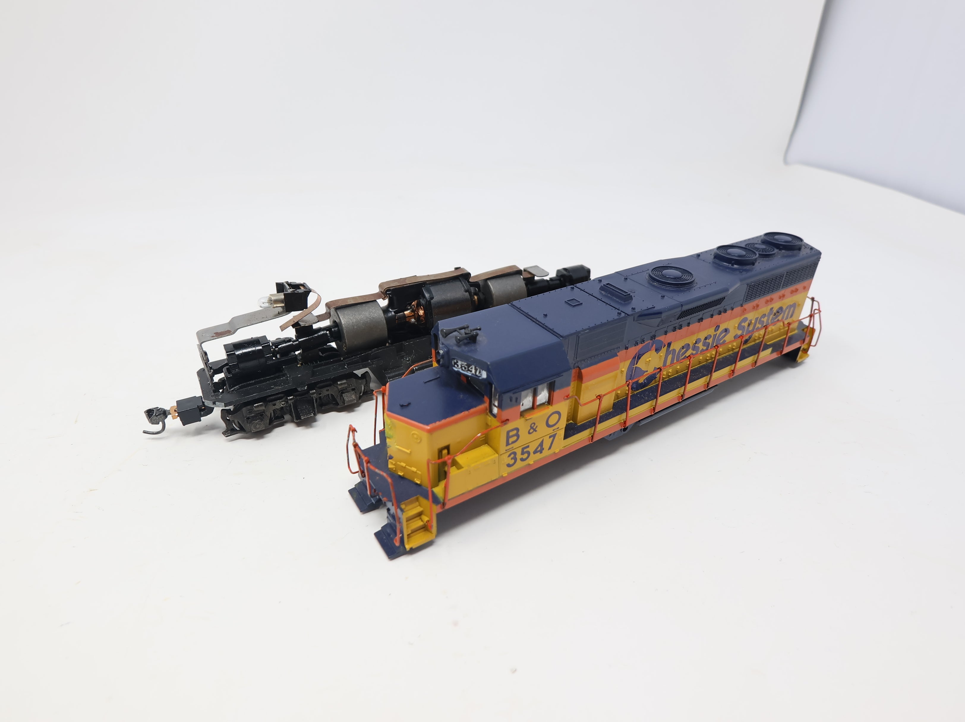 USED Athearn HO Scale GP35 Diesel Locomotive Chessie System B&O #3547 DC