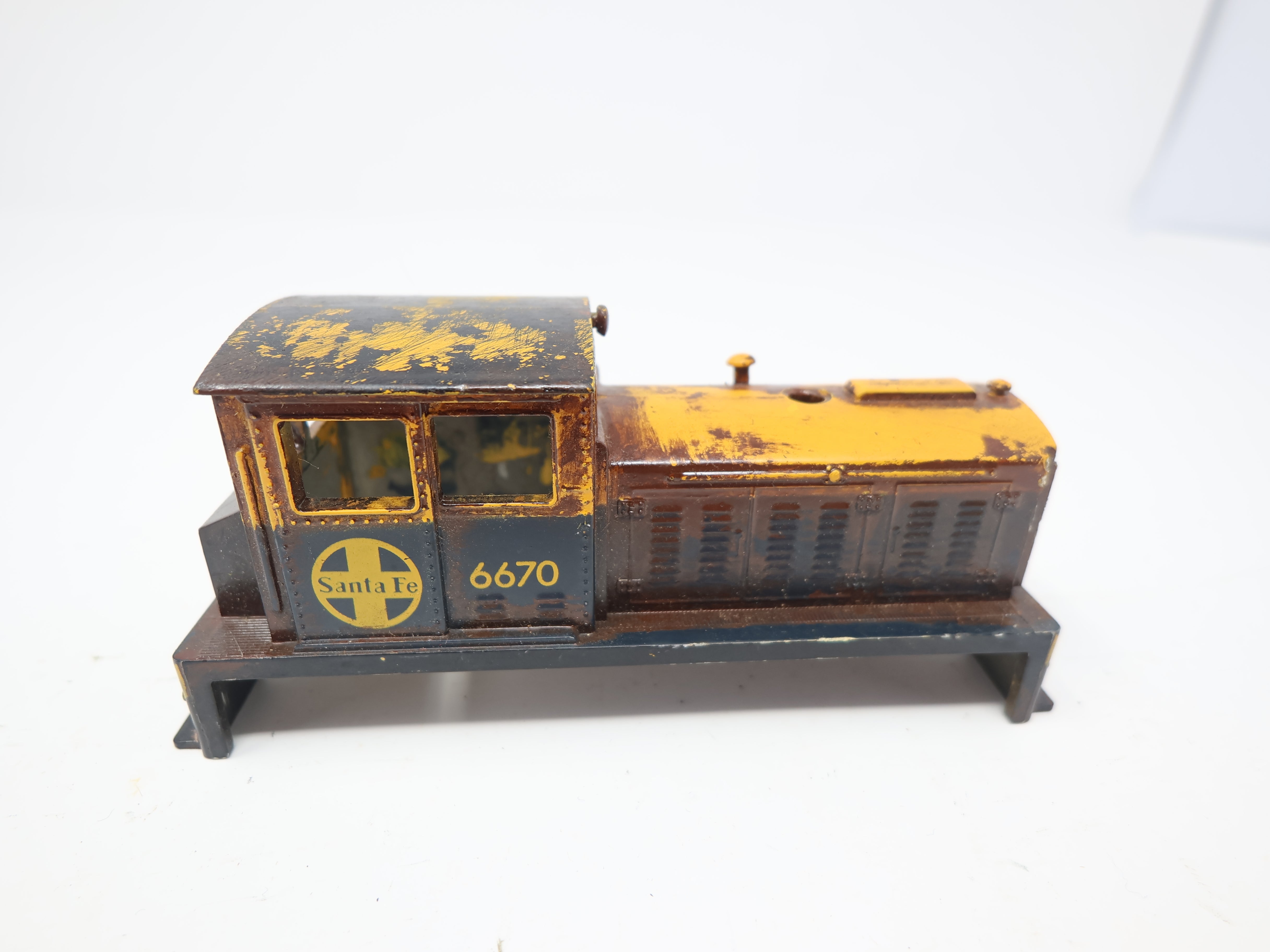 USED Model Power HO Scale, Plymouth Diesel Switcher Locomotive, Santa Fe #6670, Custom Weathered Shell