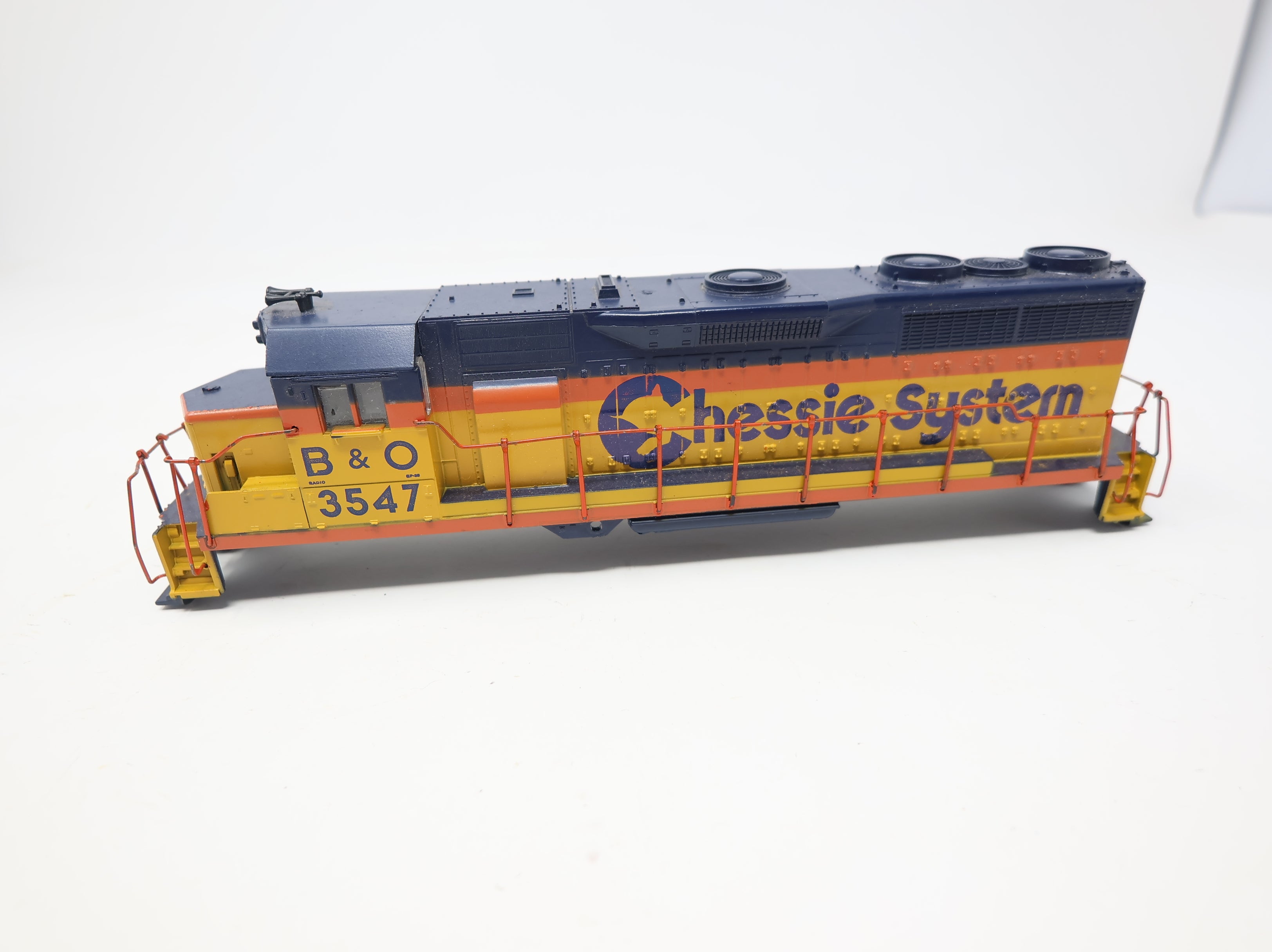 USED Athearn HO Scale GP35 Diesel Locomotive Chessie System B&O #3547 DC