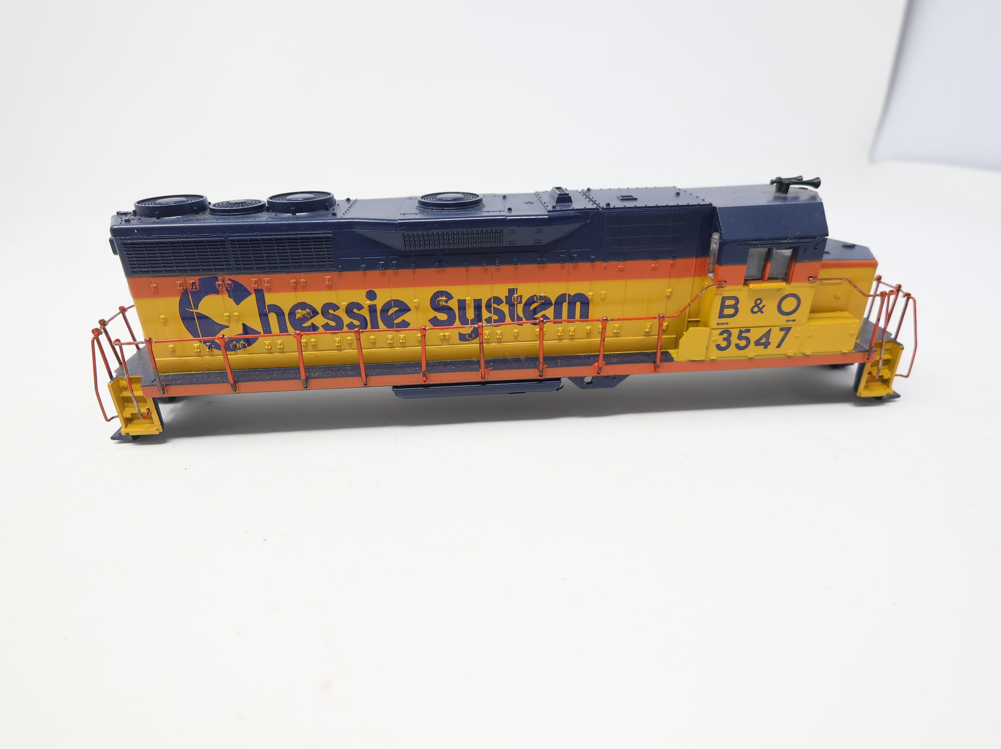 USED Athearn HO Scale GP35 Diesel Locomotive Chessie System B&O #3547 DC