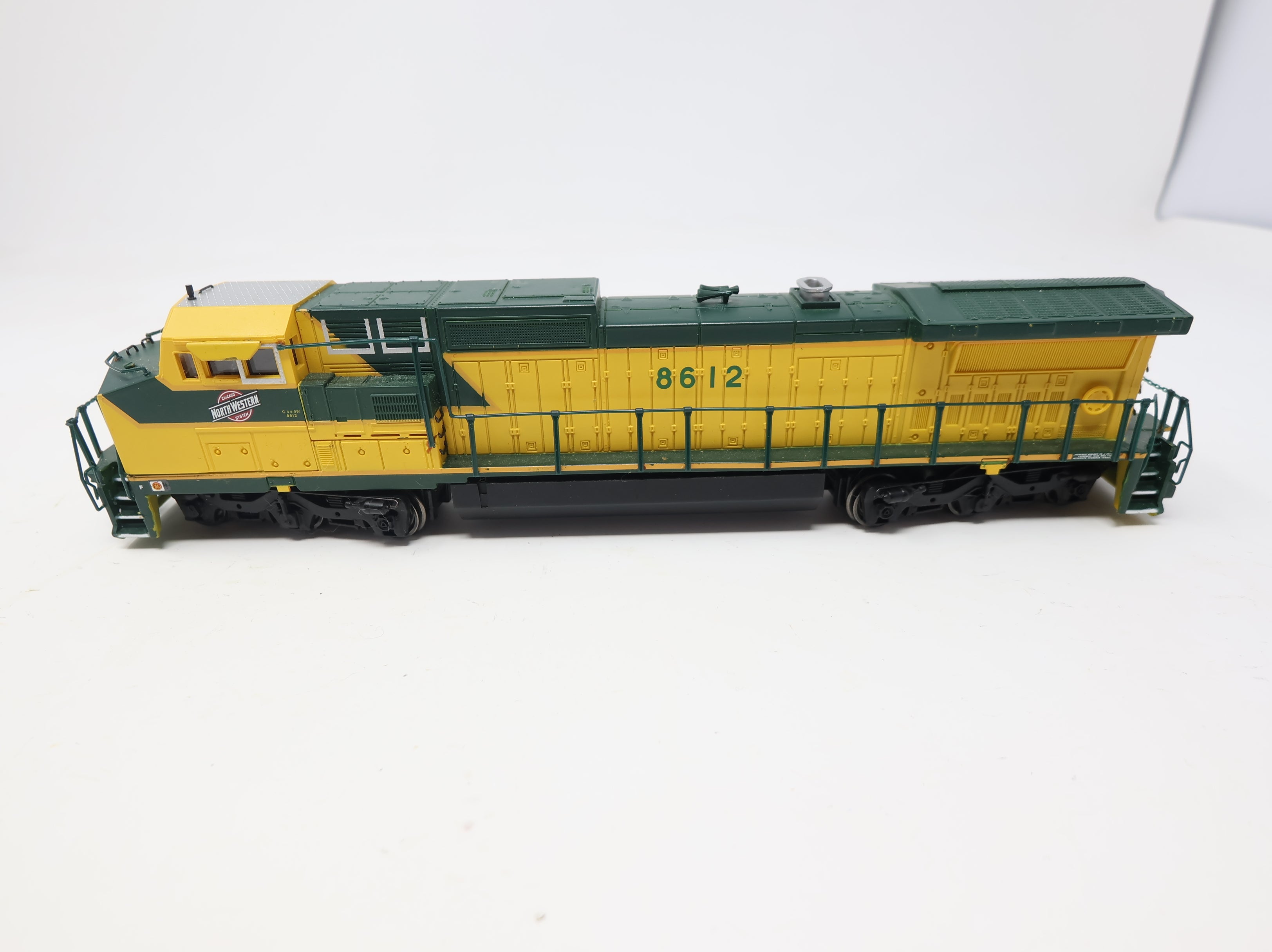 USED Bachmann HO Scale Spectrum Dash 8-40CW Diesel Locomotive Chicago & North Western #8612 DC