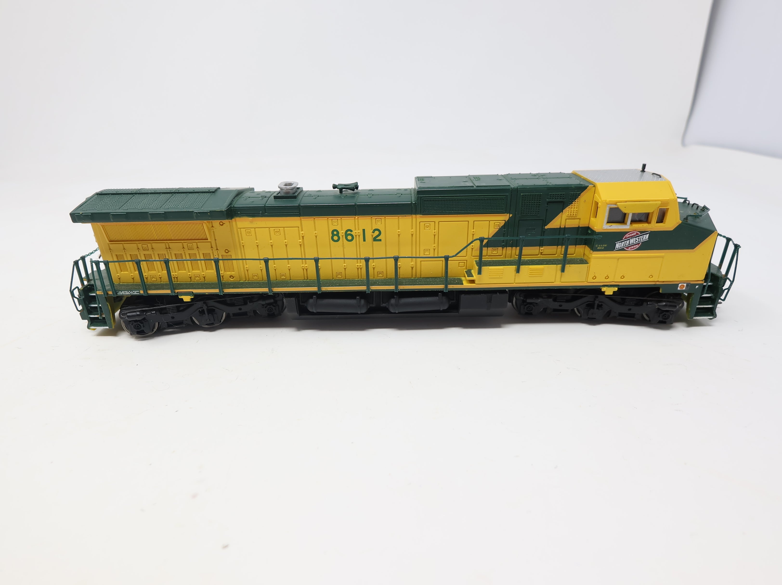 USED Bachmann HO Scale Spectrum Dash 8-40CW Diesel Locomotive Chicago & North Western #8612 DC