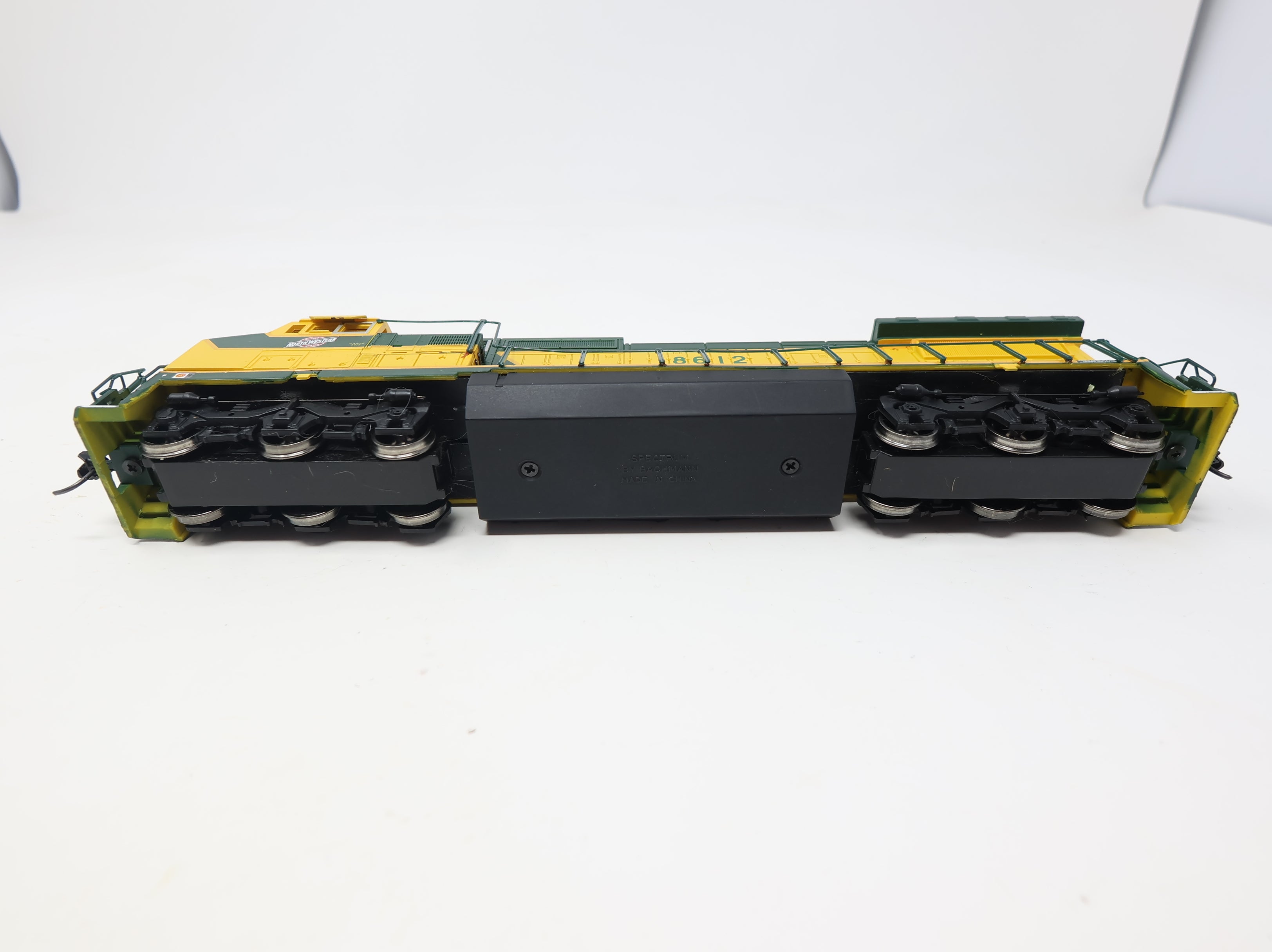 USED Bachmann HO Scale Spectrum Dash 8-40CW Diesel Locomotive Chicago & North Western #8612 DC