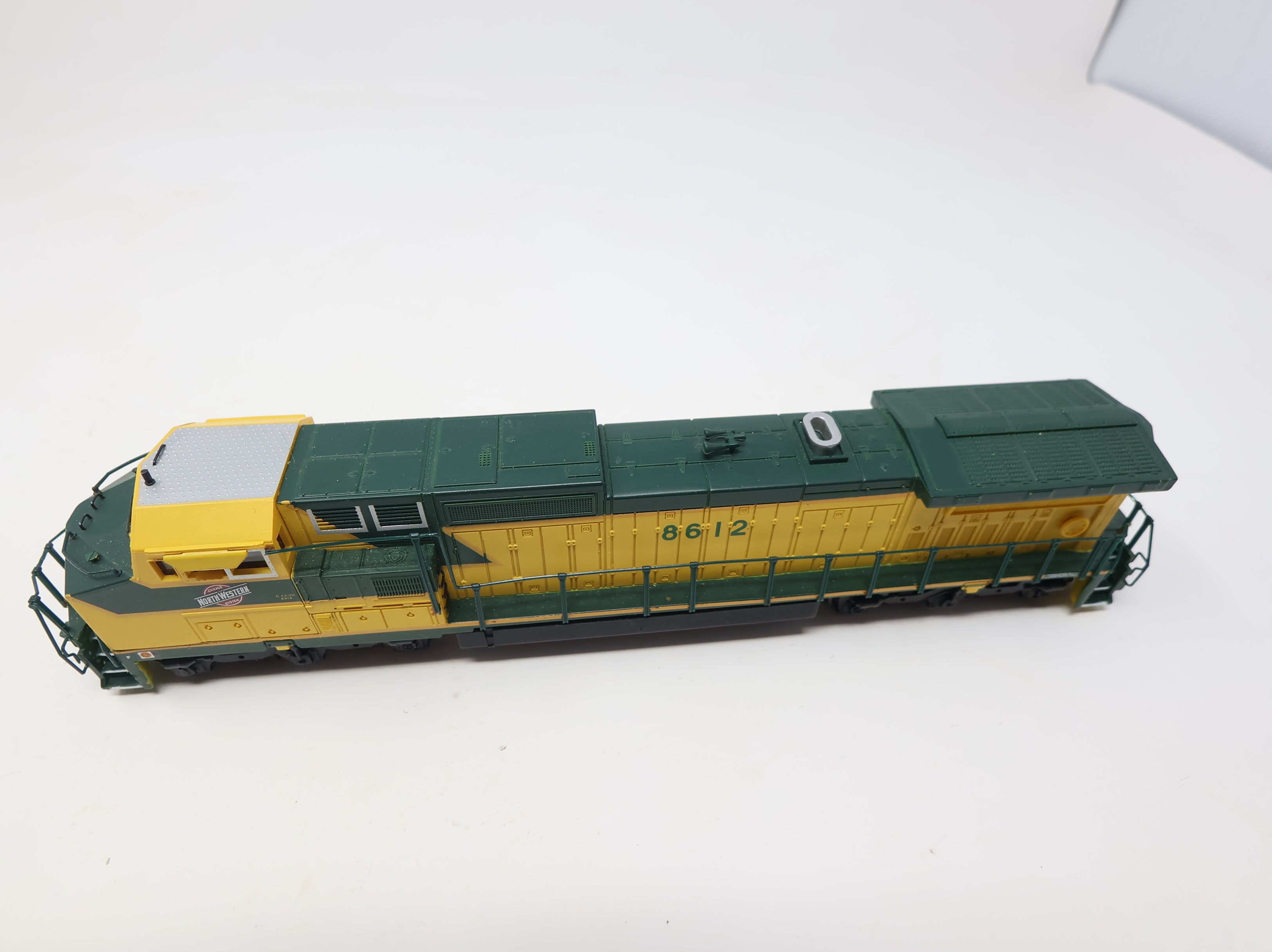 USED Bachmann HO Scale Spectrum Dash 8-40CW Diesel Locomotive Chicago & North Western #8612 DC