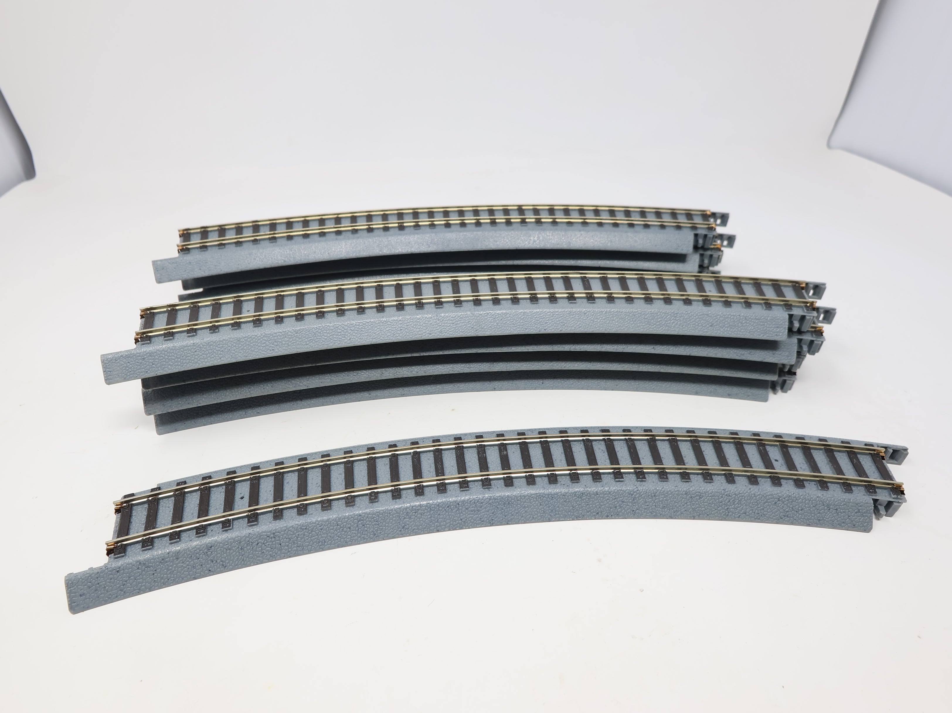 USED WalthersTrainline HO Scale Power-Loc 22" Radius Curve Track (9 pcs)