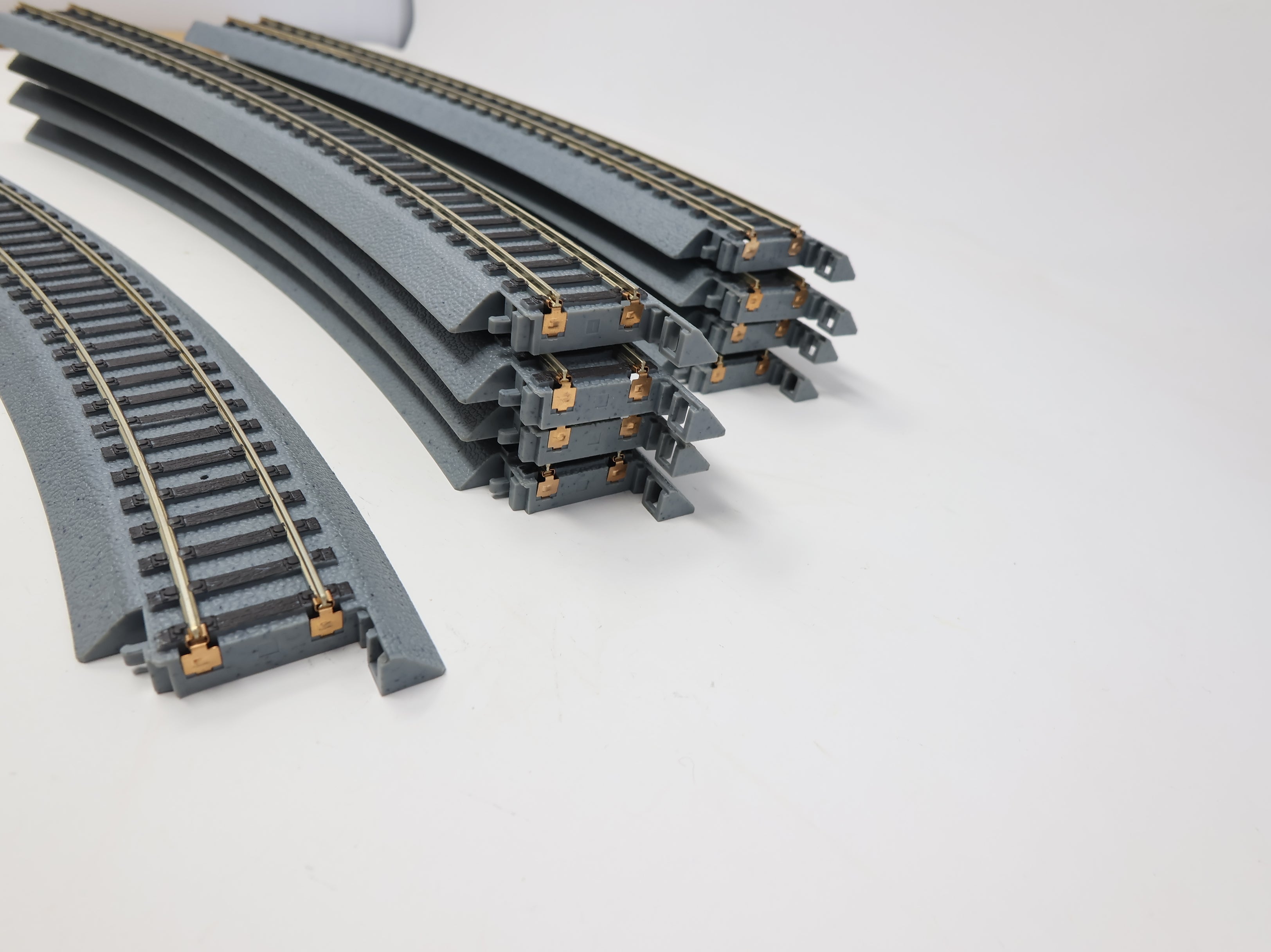 USED WalthersTrainline HO Scale Power-Loc 22" Radius Curve Track (9 pcs)