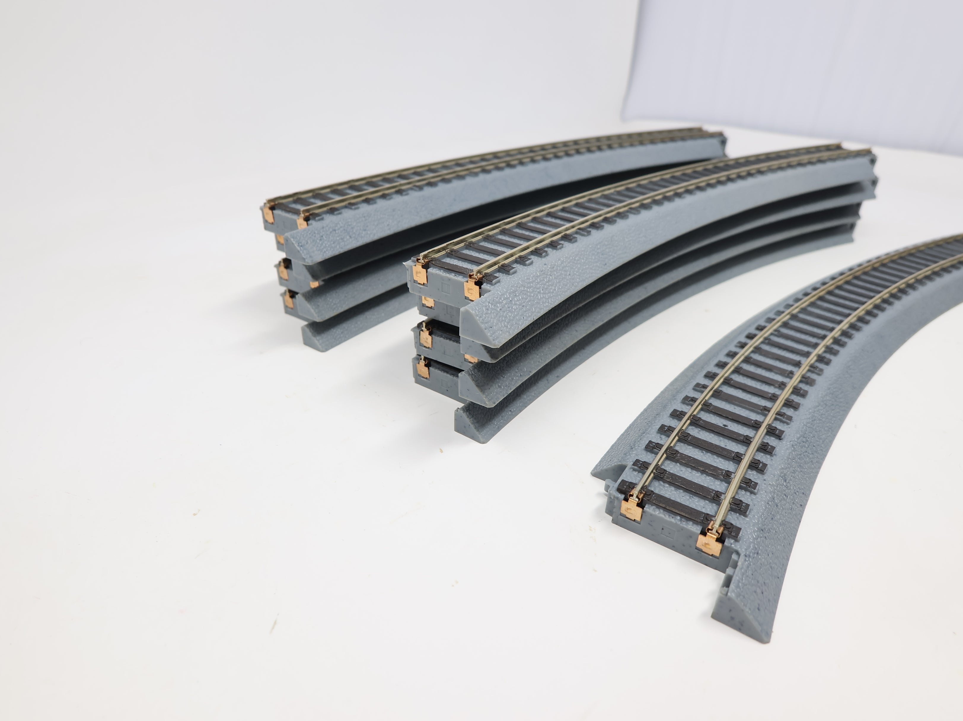 USED WalthersTrainline HO Scale Power-Loc 22" Radius Curve Track (9 pcs)