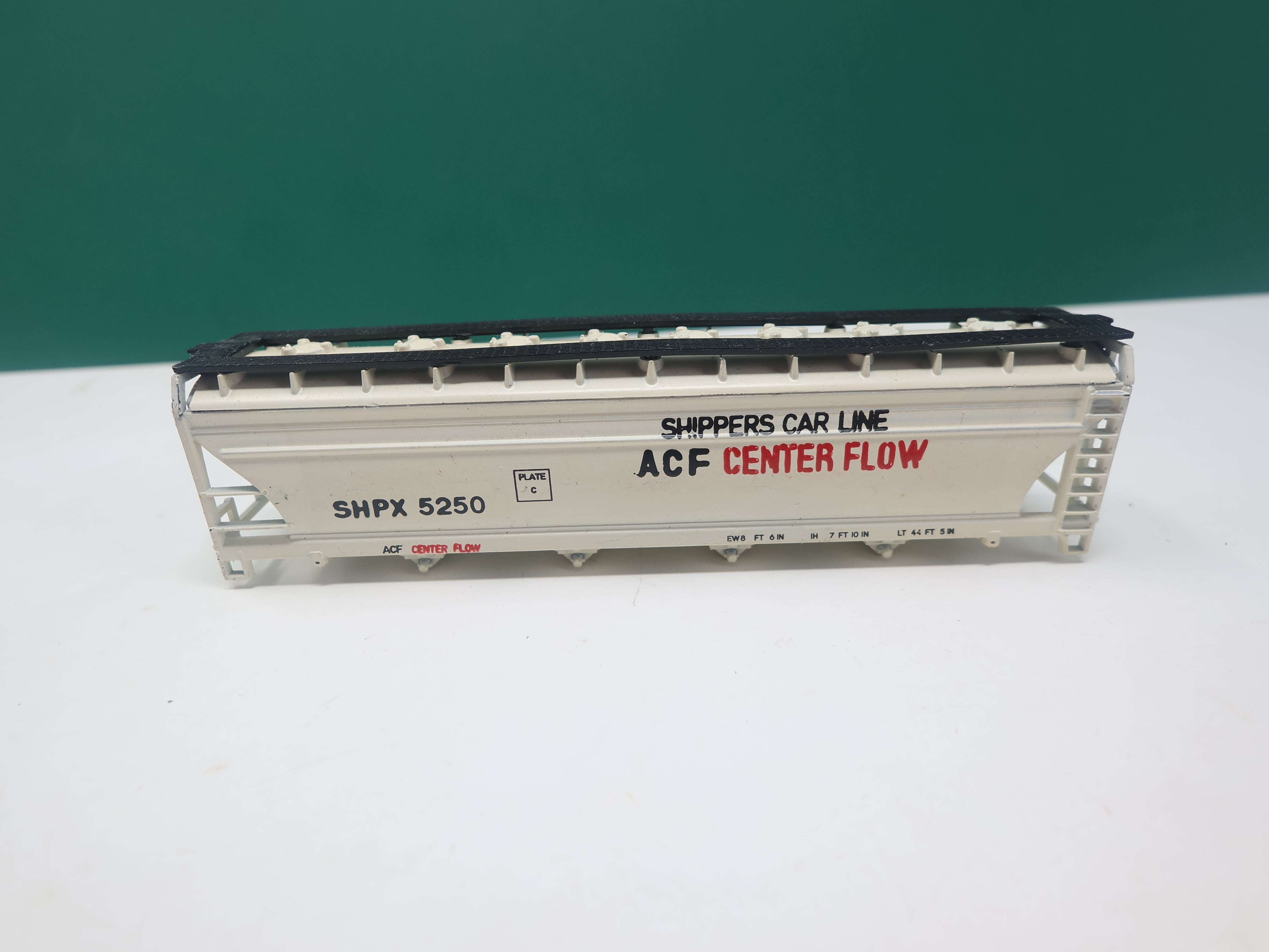 USED Atlas N Scale, ACF Center Flow Hopper, Shippers Car Line SHPX #5250, No trucks