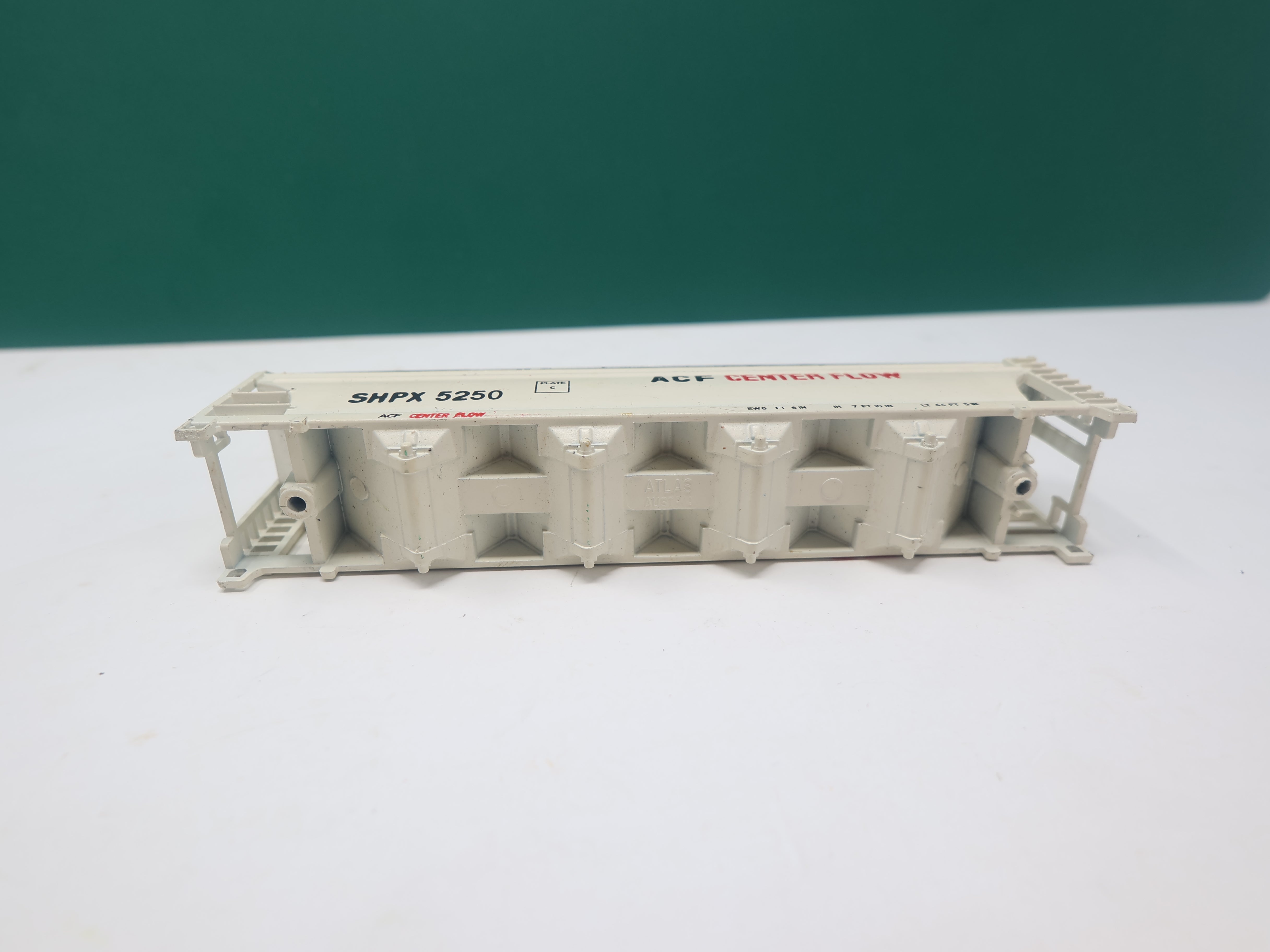 USED Atlas N Scale, ACF Center Flow Hopper, Shippers Car Line SHPX #5250, No trucks