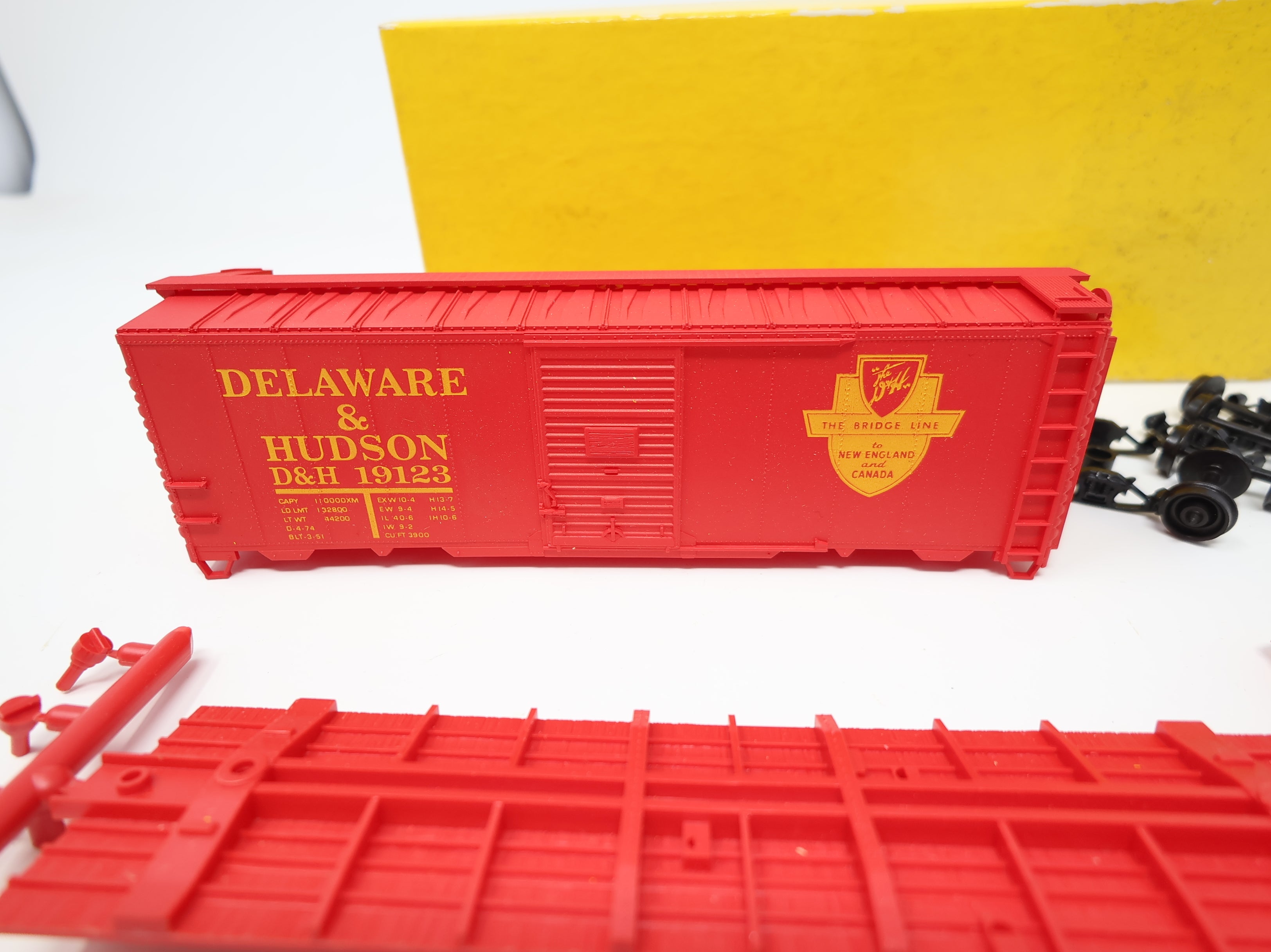 USED Accurail HO Scale 40' AAR Steel Box Car Delaware and Hudson D&H #19123 KIT