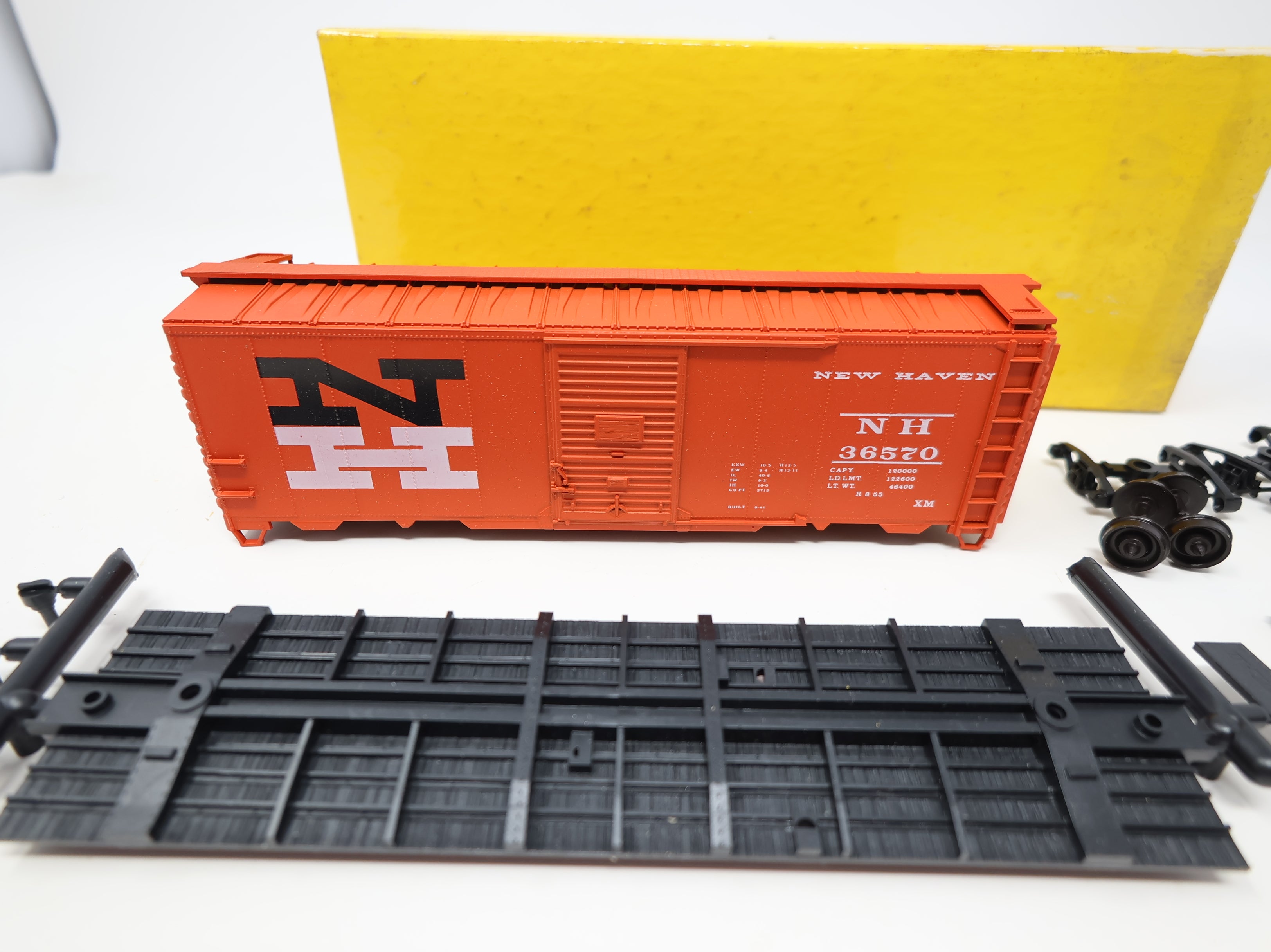 USED Accurail HO Scale 40' AAR Steel Box Car New Haven NH #36570 KIT