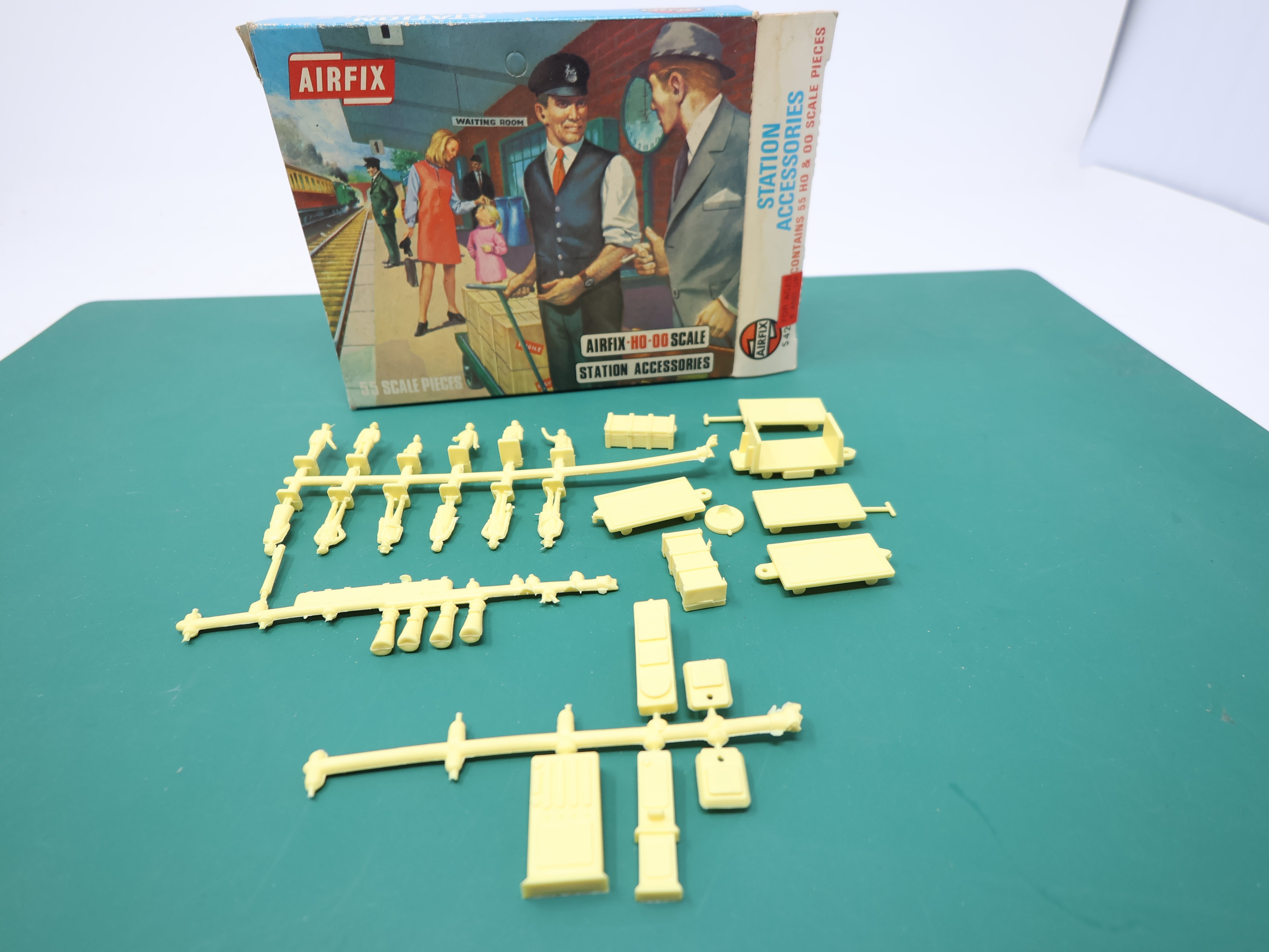 USED Airfix #1742-0 HO Scale, Station Accessories (30pcs)