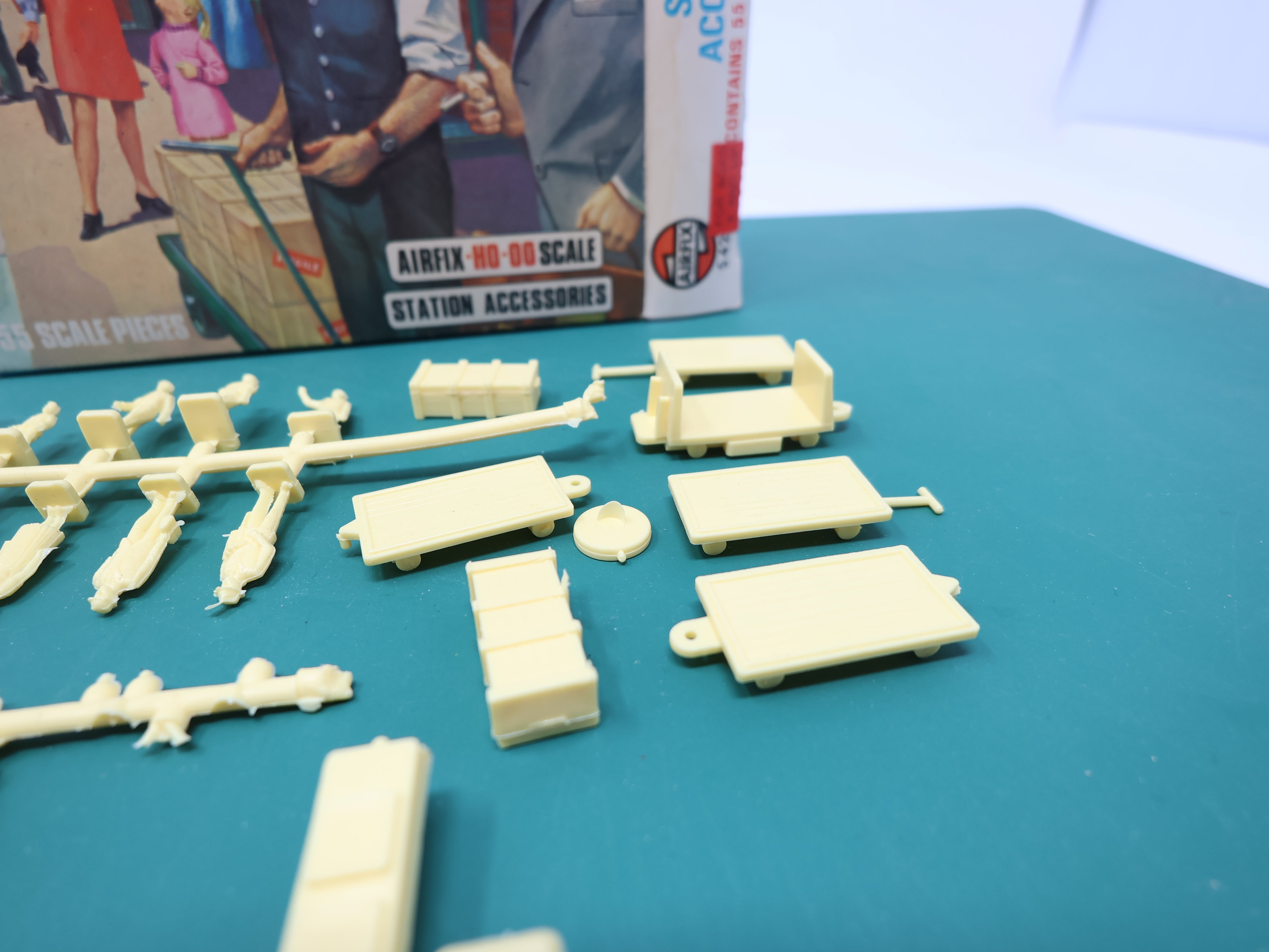 USED Airfix #1742-0 HO Scale, Station Accessories (30pcs)