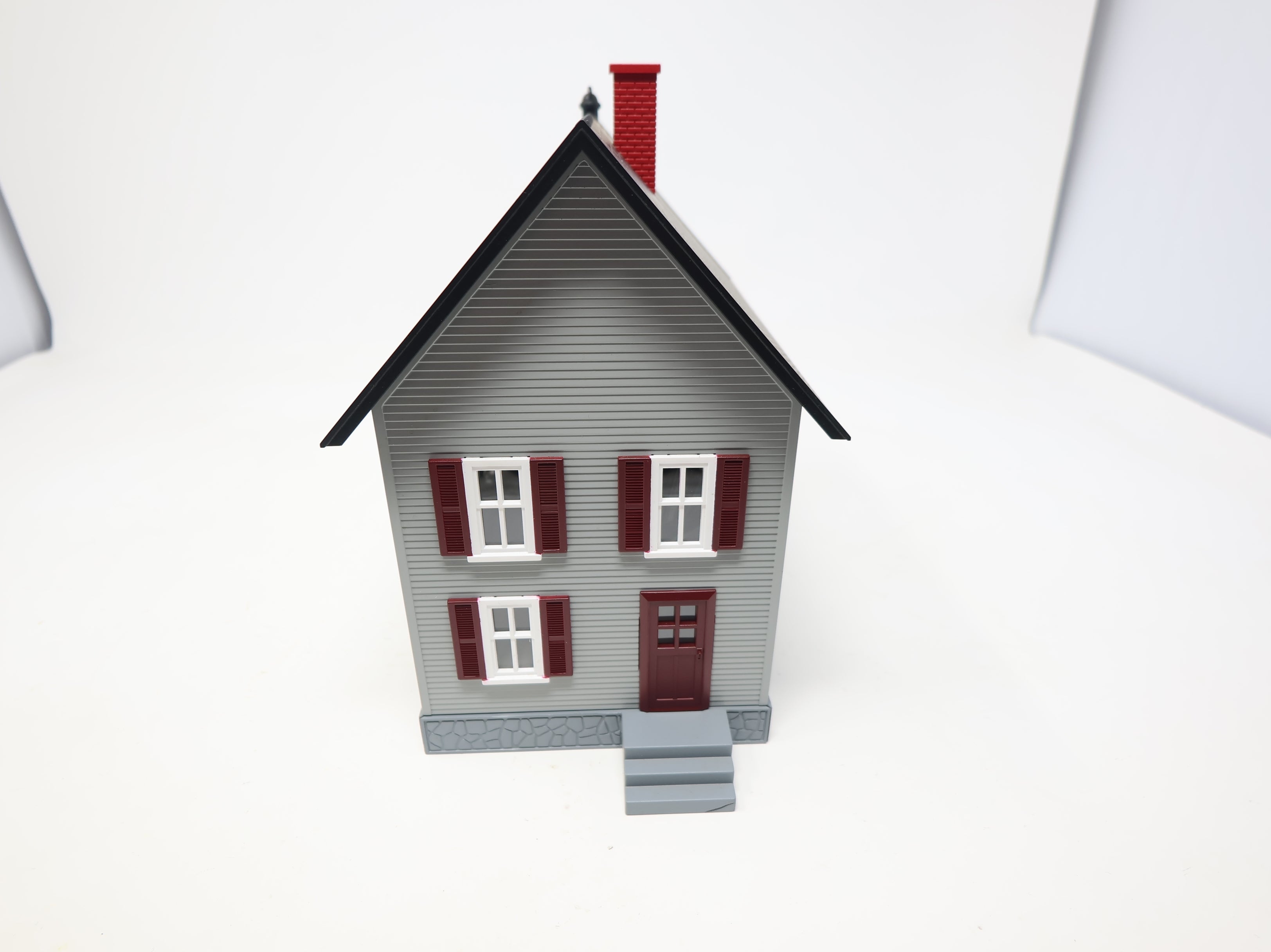 USED MTH Rail King 30-9024 O Row House w/ Porch, Gray w/ Red Shutters